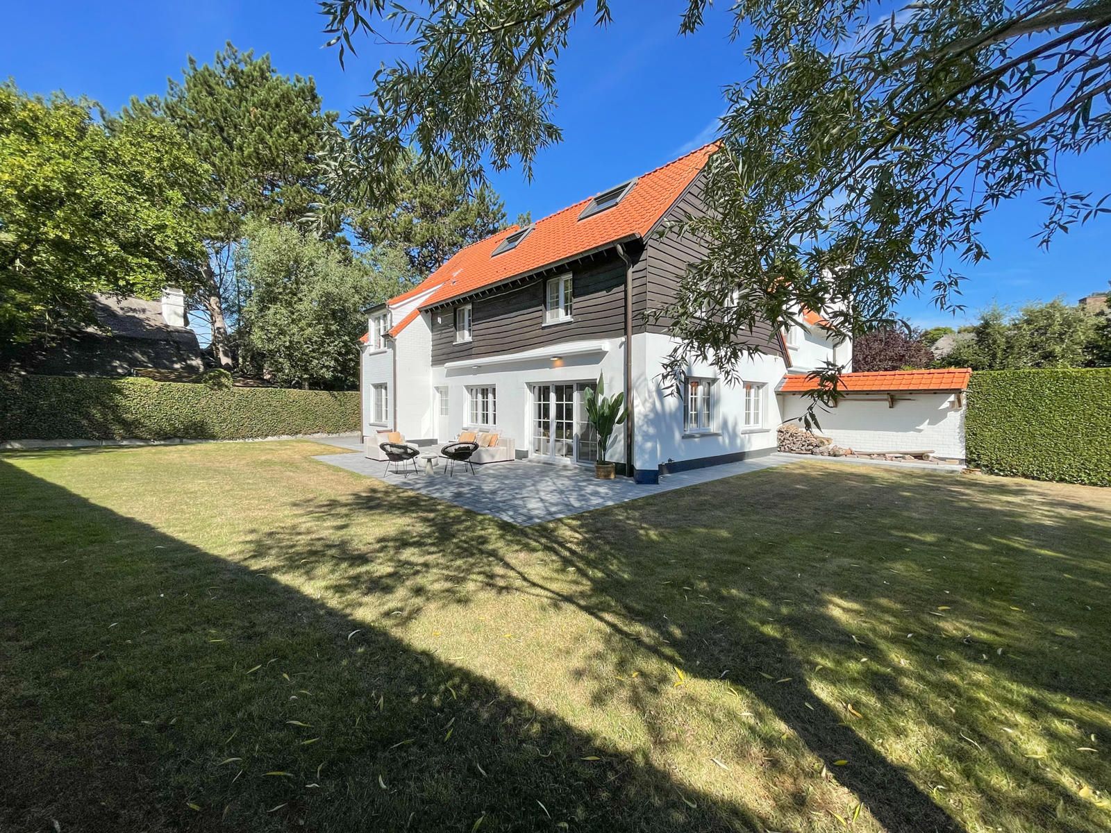 Uniek gelegen villa verscholen in de paadjes van het Zoute foto {{pictureIndex}}