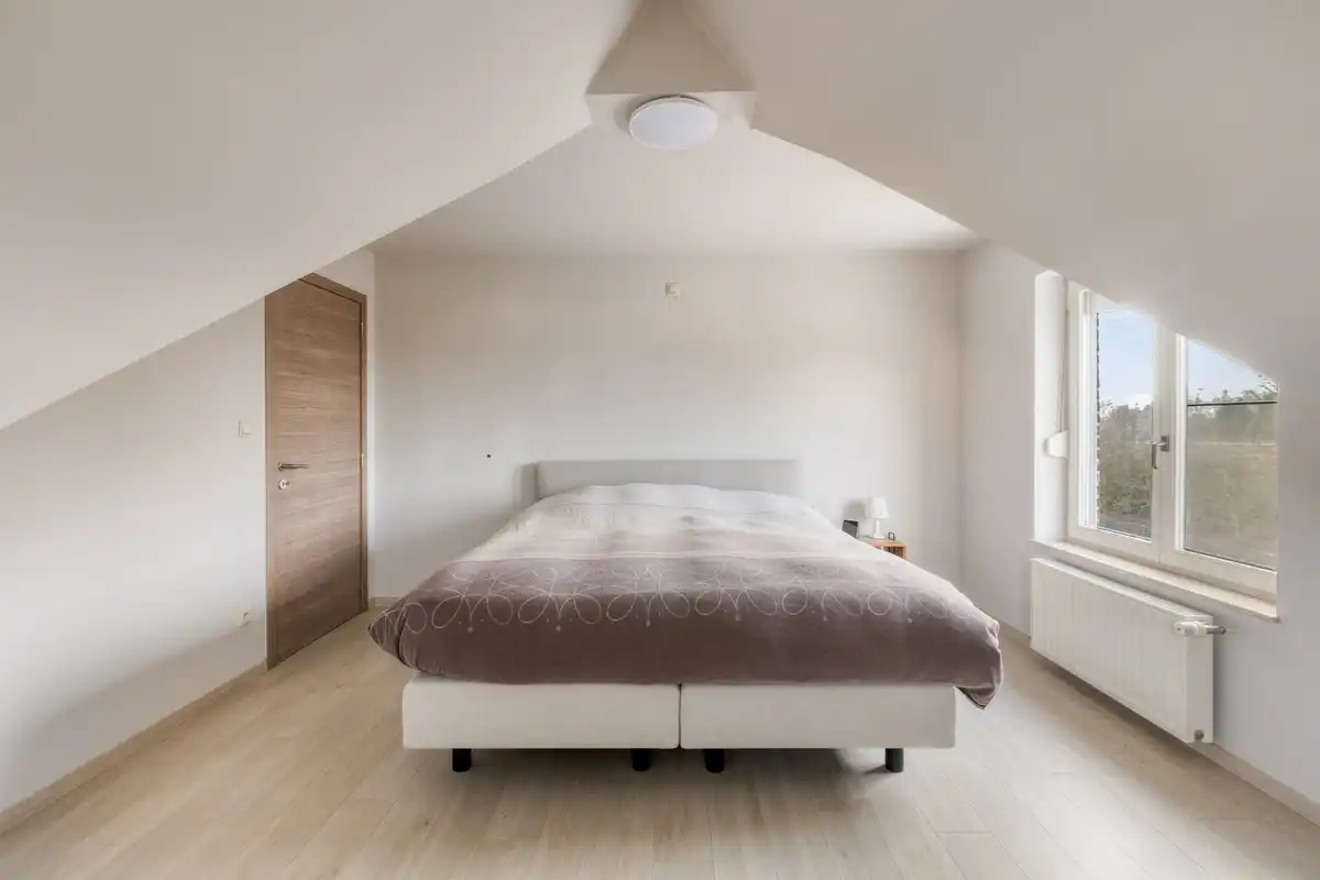 Instapklare villa met 3 slaapkamers, kantoor en garages foto 24