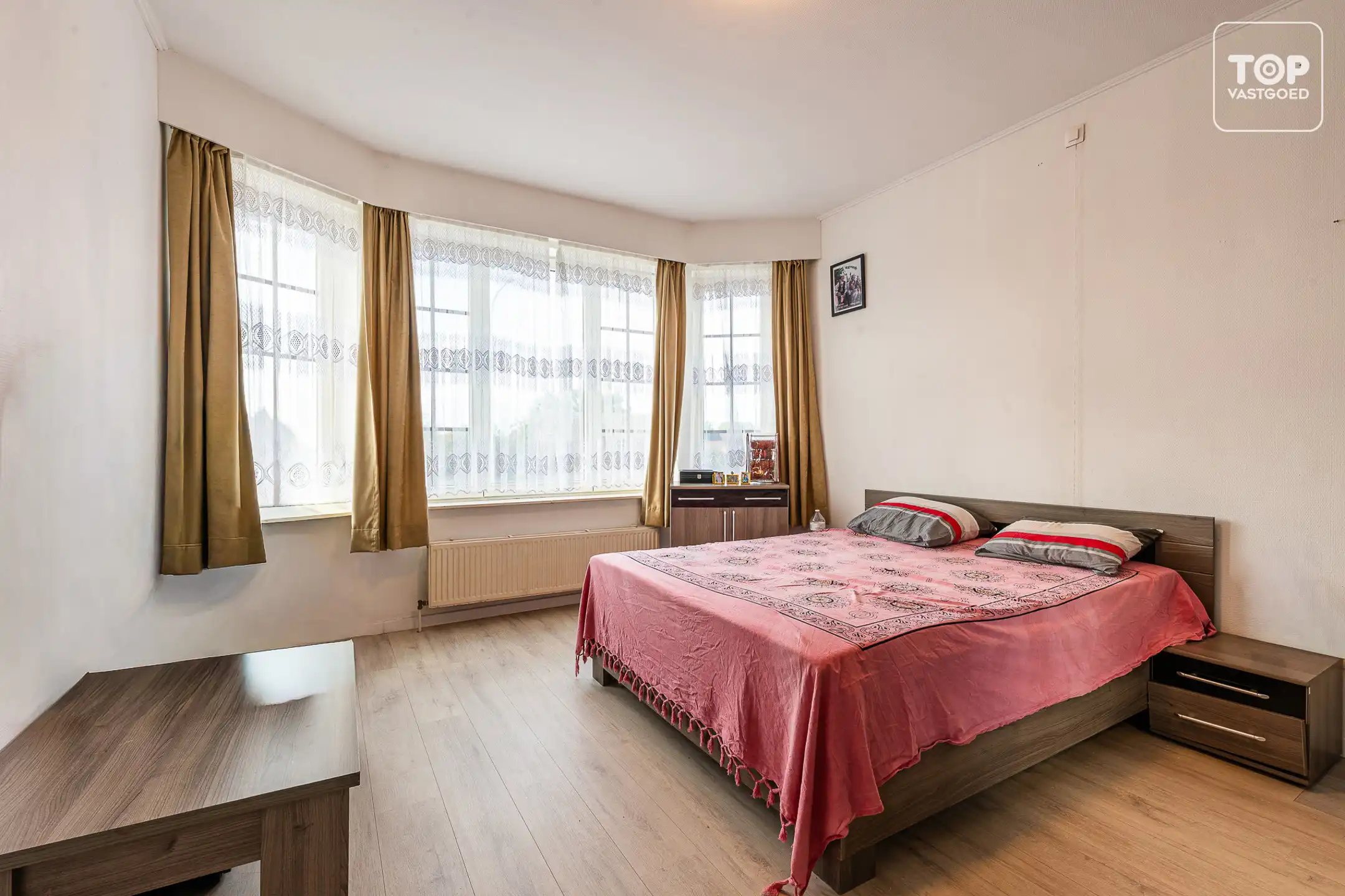 Karaktervolle half open woning met mooie gevel.  foto 16