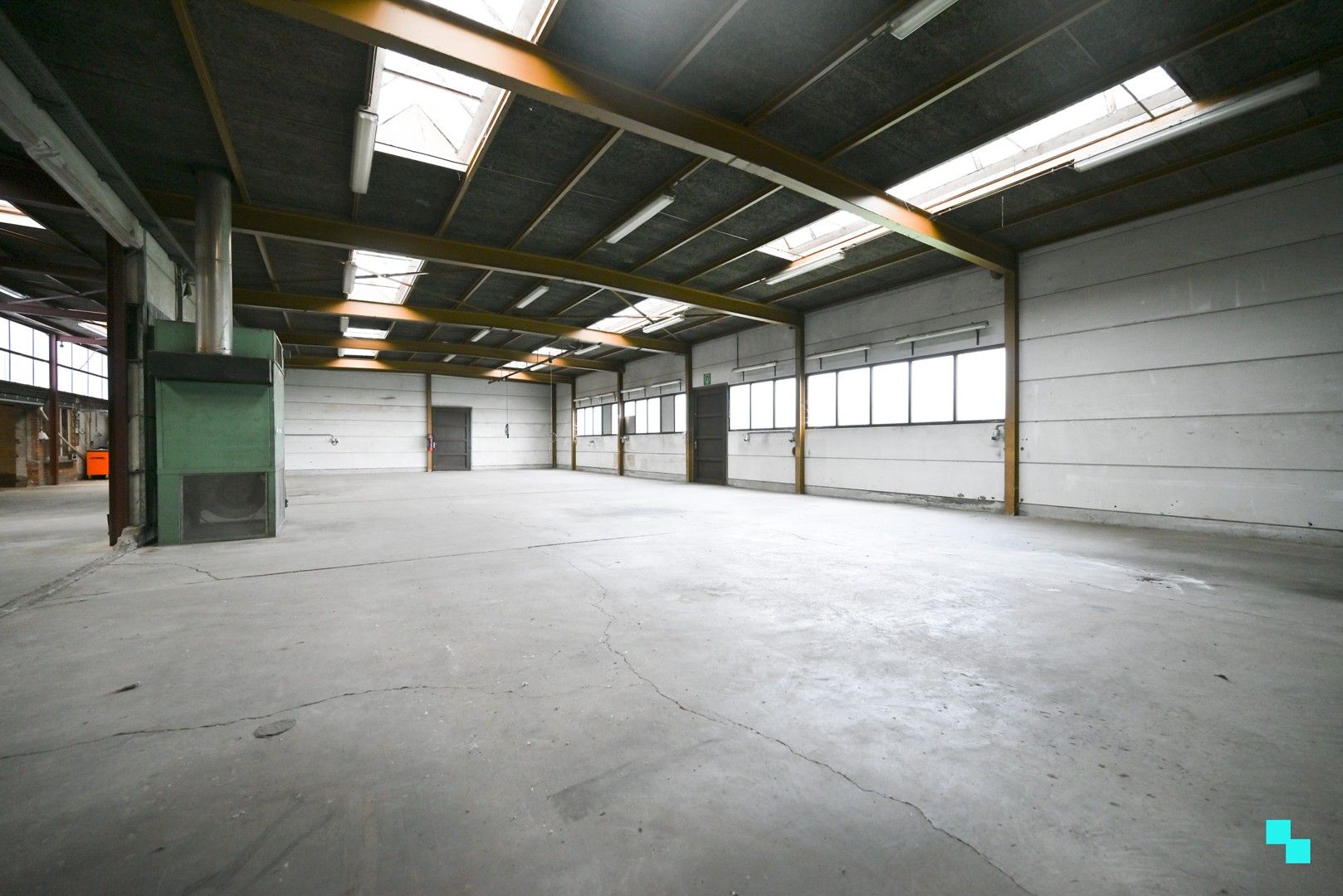 Te renoveren woning met magazijn op zichtlocatie in Izegem foto 11