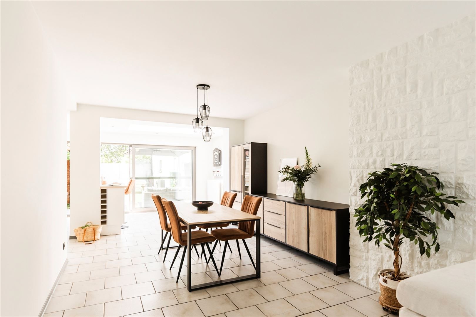 Instapklare woning met zeer grote garage en oprit foto 5