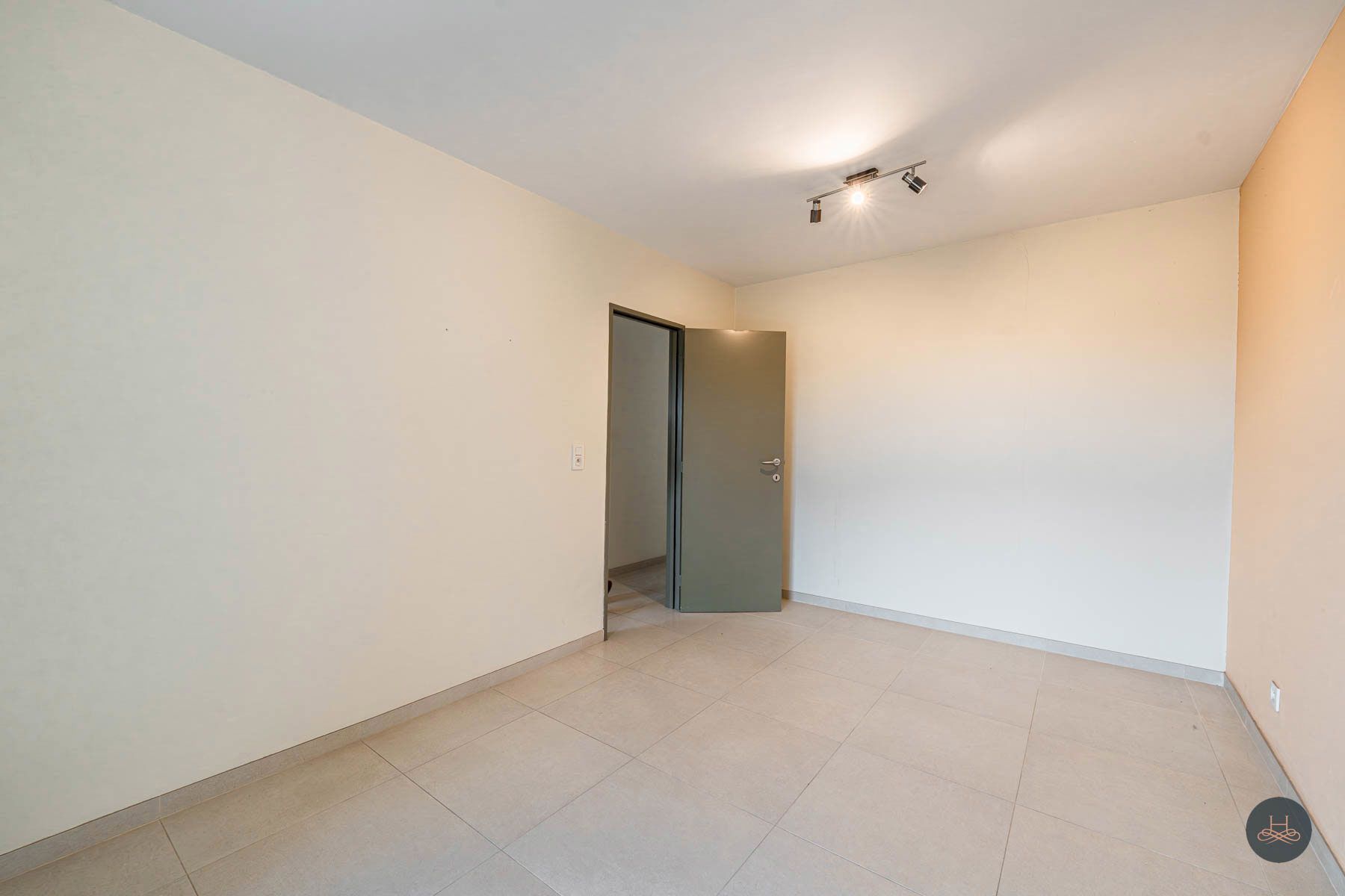 Vernieuwd 2 slaapkamer appartement met topligging foto 14