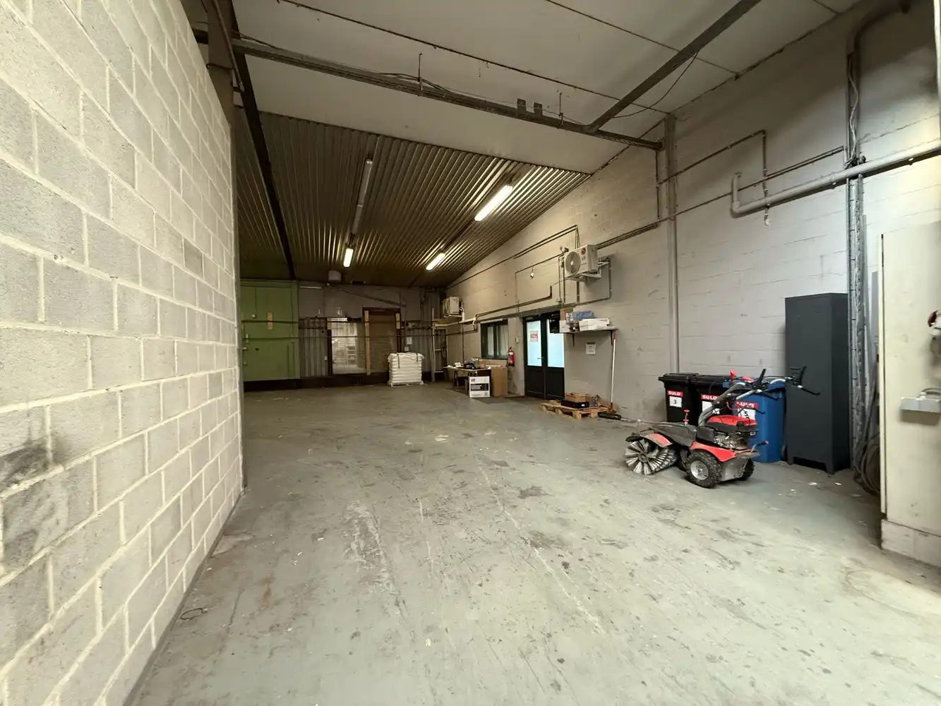 Bedrijfshal met kantoorruimte op uitstekende locatie te Lanaken! foto 12