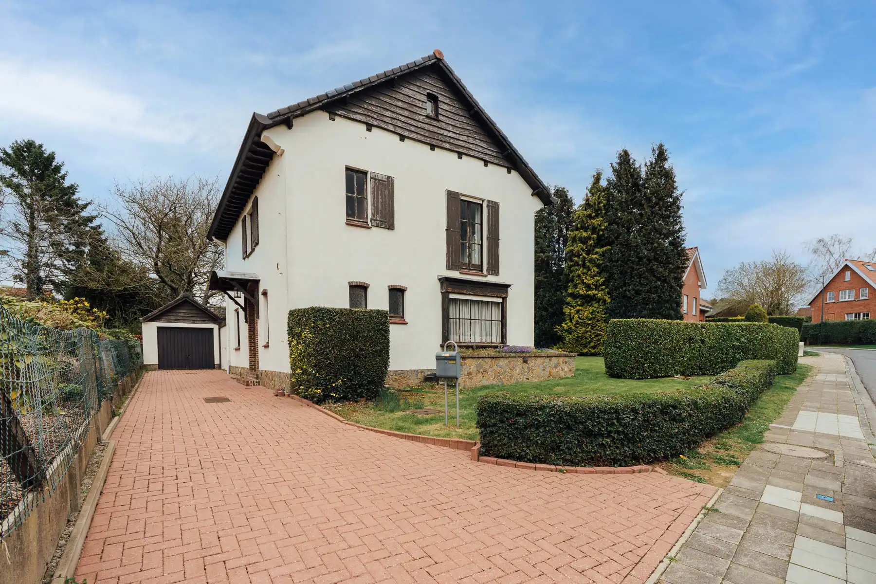 Karaktervolle open bebouwing op een prachtig groen perceel foto 2