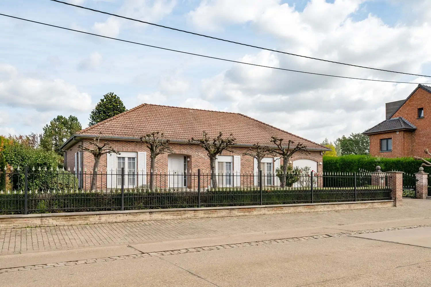 Laagbouwwoning op prachtig perceel van 2196m² foto 2