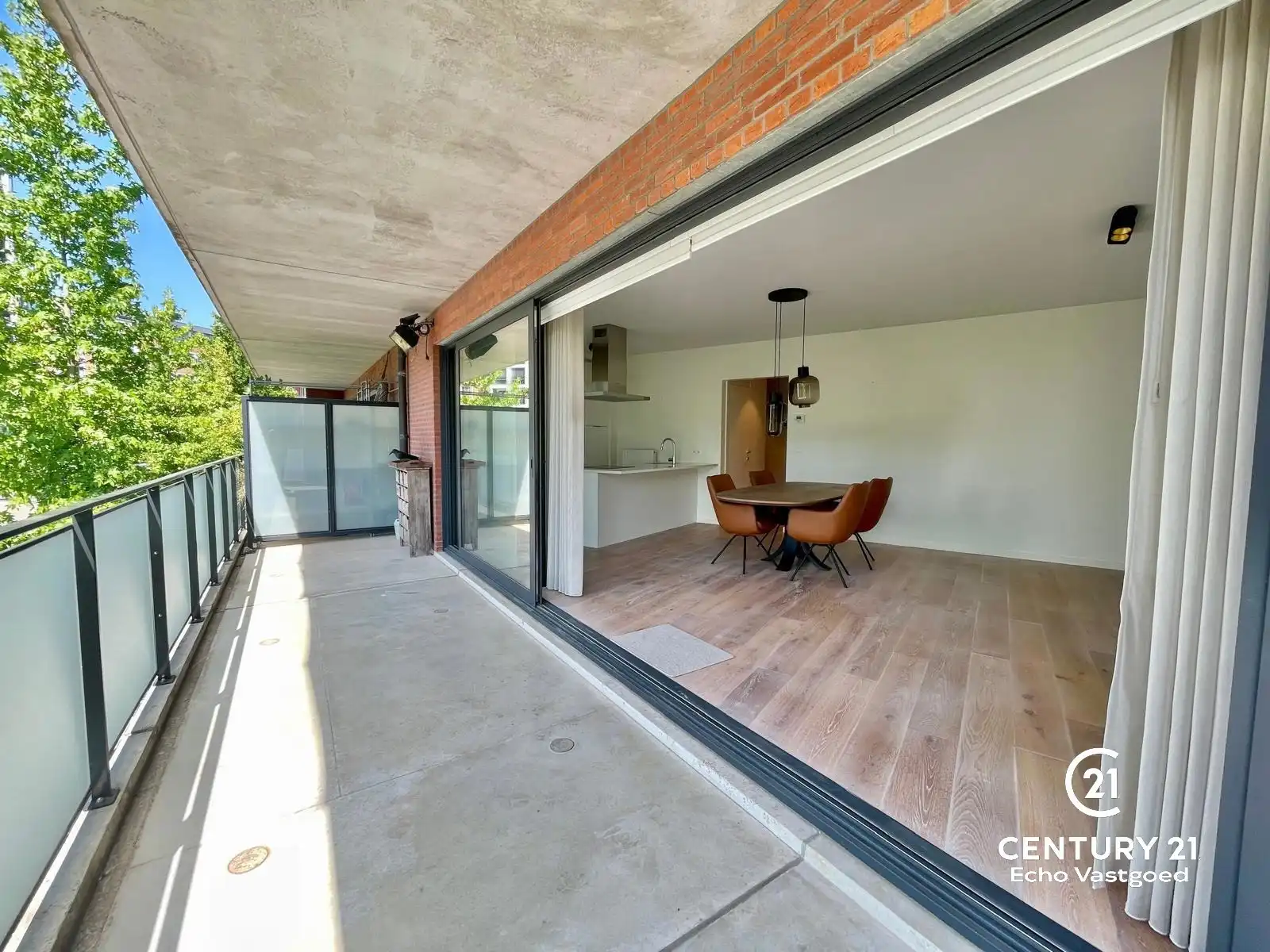 Recent, luxe appartement met 2 slpks, terras en autoplaats foto 6