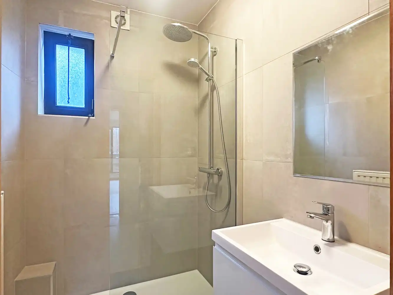 Lichtrijk appartement op zeer gunstige locatie in Wilrijk! foto 7