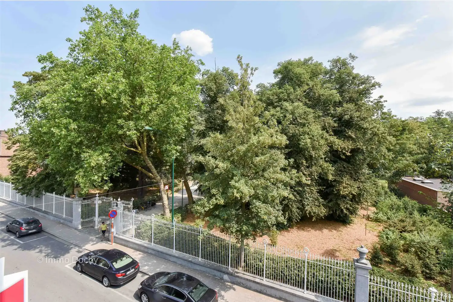 Mooi en ruim luxe-appartement centrum | zicht op Stationsstraat foto {{pictureIndex}}