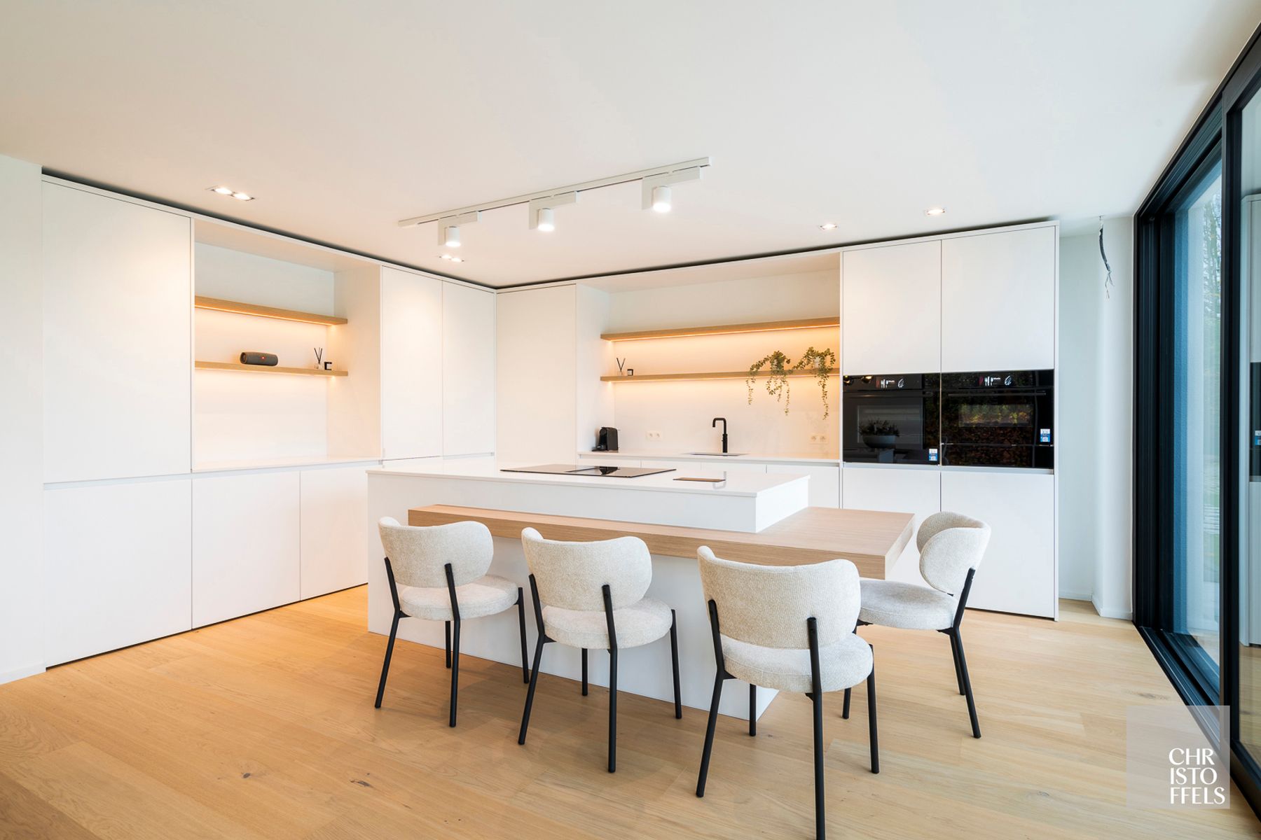 High-end gerenoveerde eigentijdse villa op een perceel van 4.379m² te Hasselt! foto 10