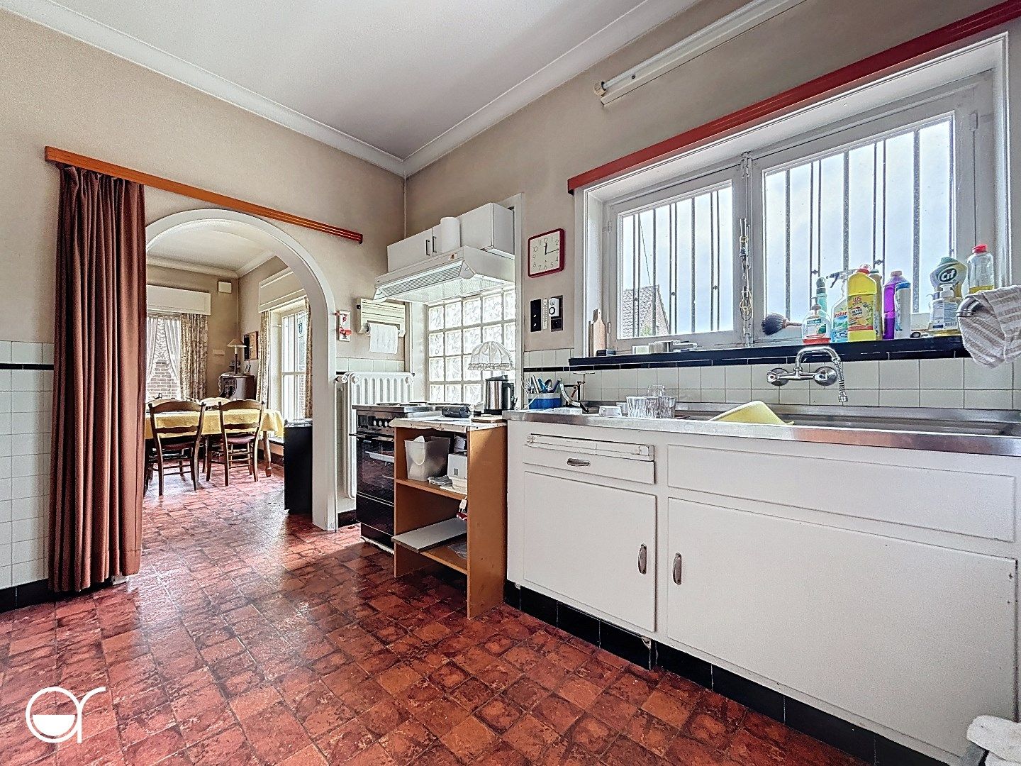 Te renoveren woning met magazijn, tuinhuis en dubbele garage foto 10