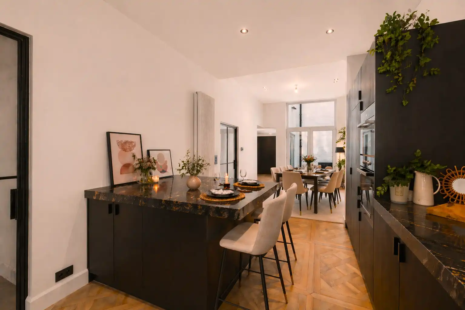 Subliem gerenoveerde stadswoning in een uitzonderlijk historisch kader rond de Onze-Lieve-Vrouwekerk, zonder renovatieverplichting foto 2