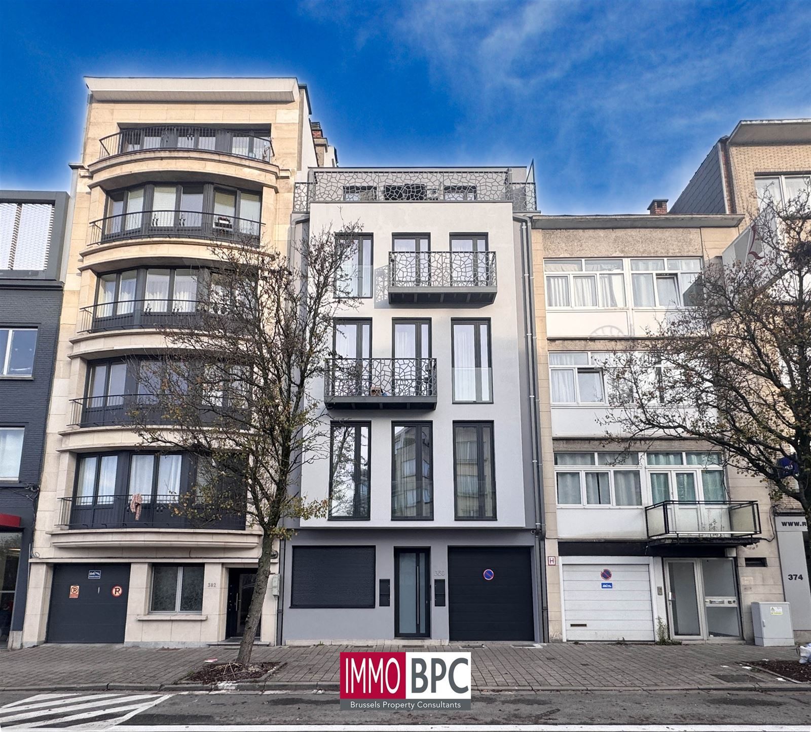 UITZONDERLIJKE MODERNE OPBRENGSTEIGENDOM IN GANSHOREN – 595 m² WOONOPPERVLAKTE foto {{pictureIndex}}