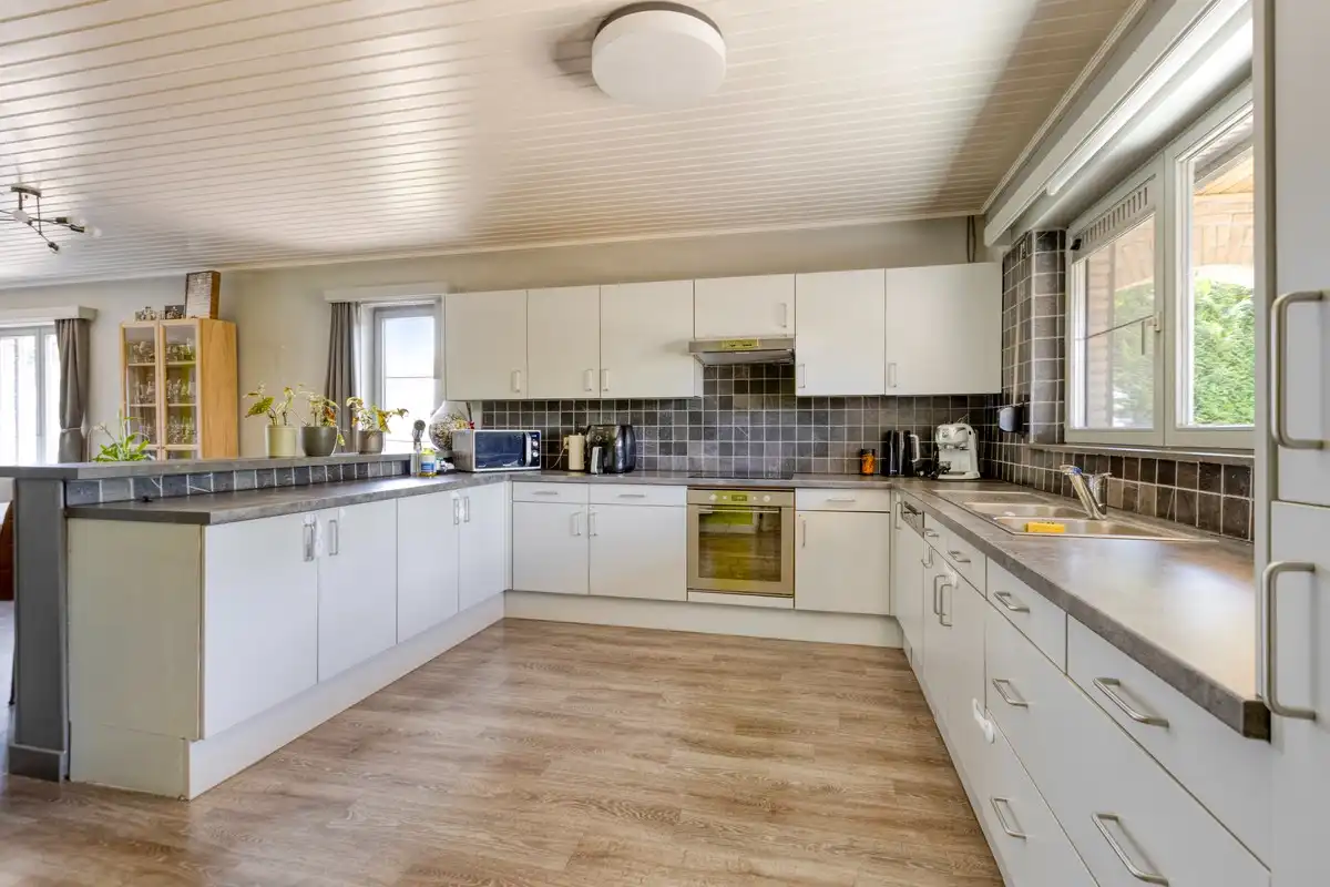 Rustig gelegen gelijkvloers woning met 2 slpks en ruime zolder. foto 7