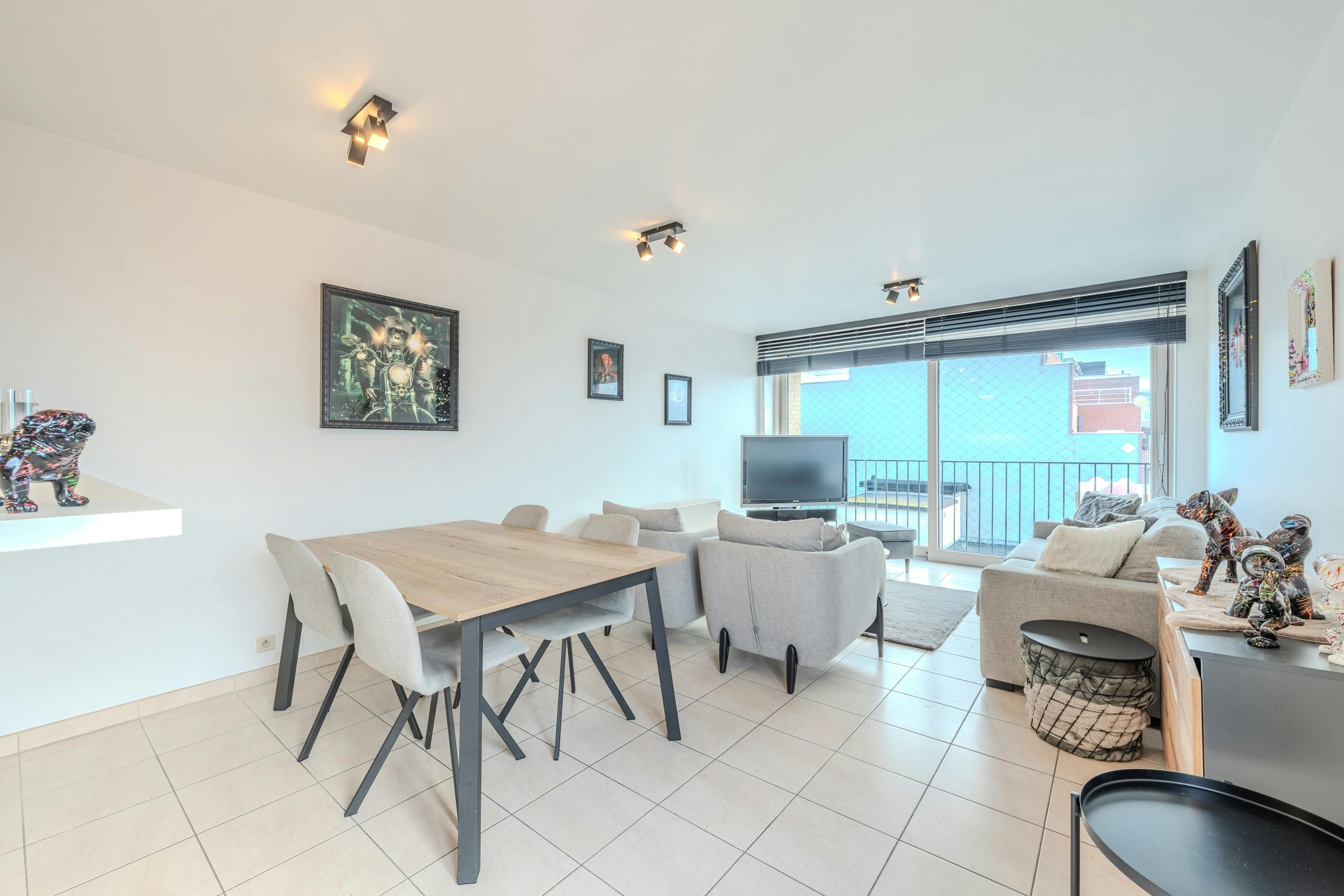 Lichtrijk duplex appartement met twee slaapkamers en groot terras! foto 2