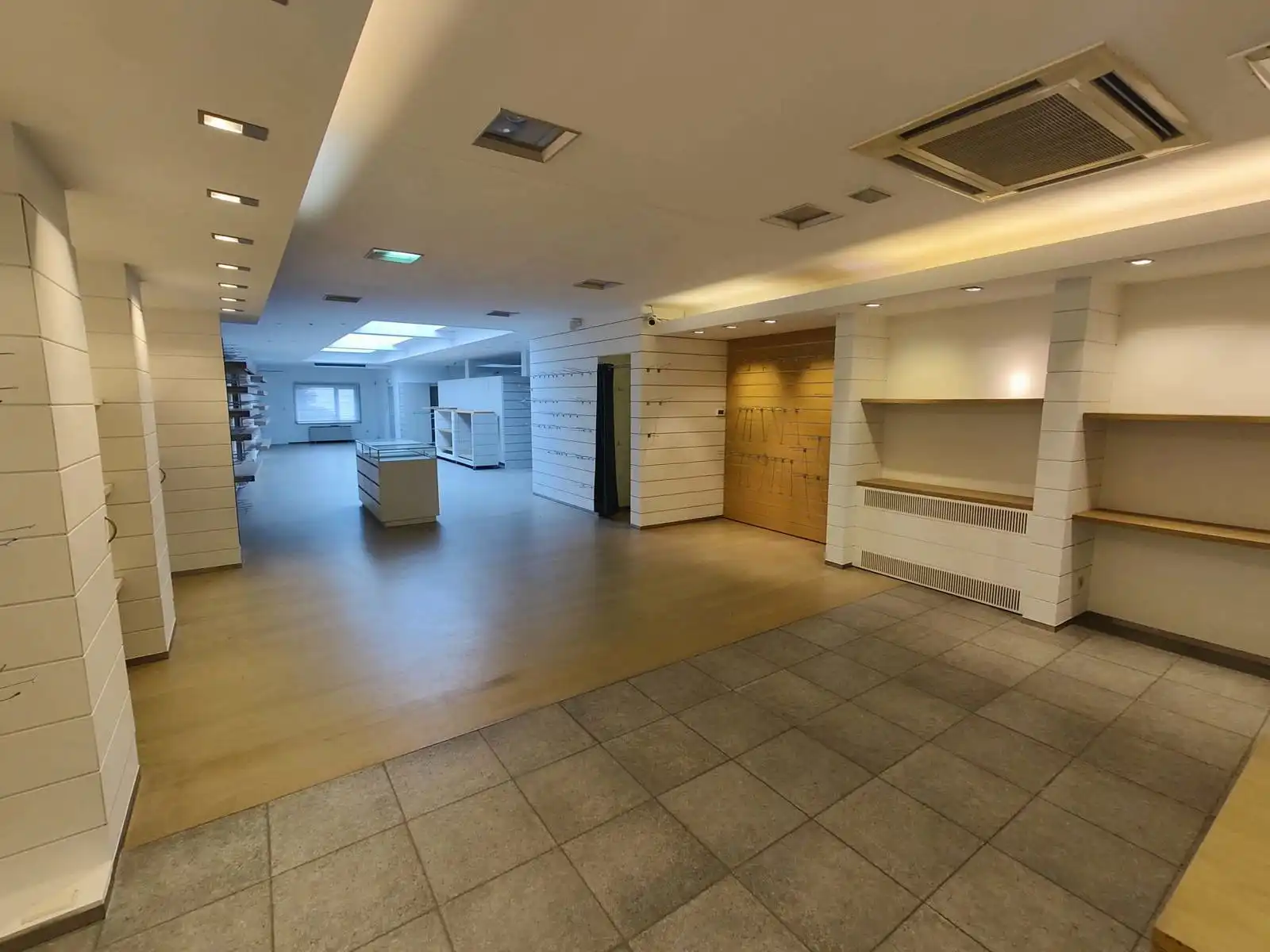 Titel: Commercieel gelijkvloers op toplocatie in het hart van Beveren foto 2