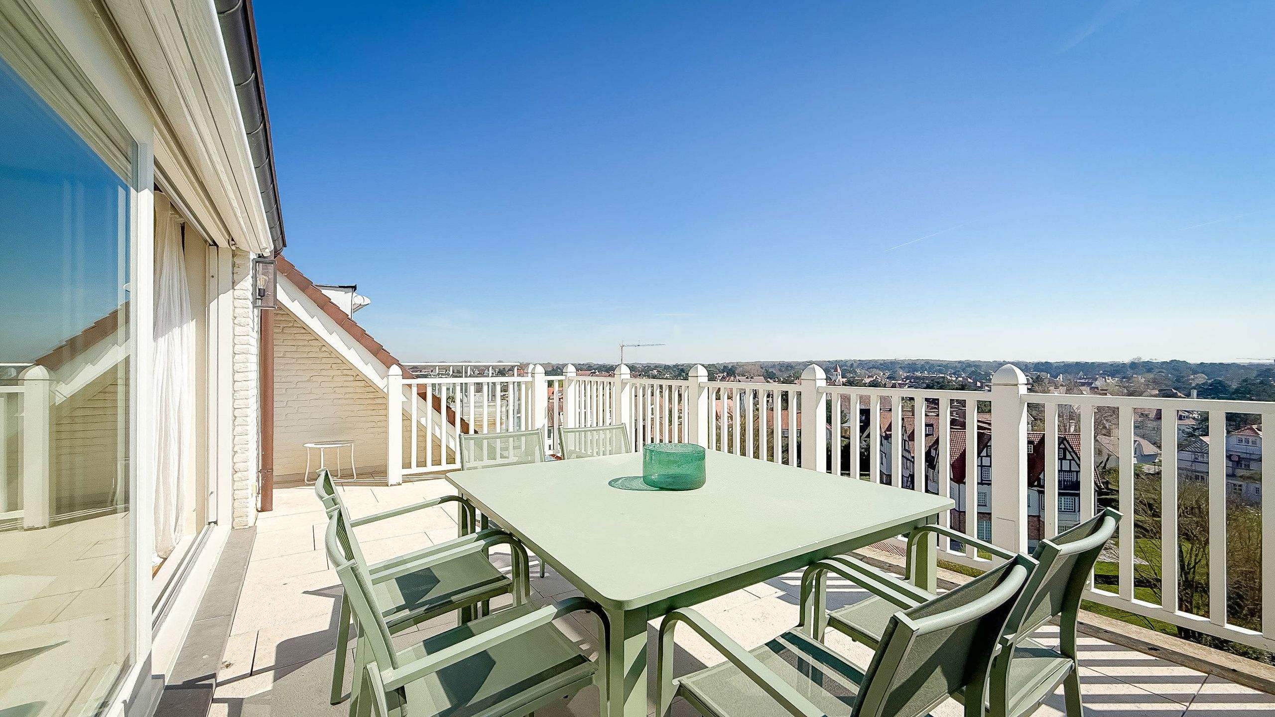 Luxueus duplex-appartement, gelegen in hartje Zoute... foto {{pictureIndex}}