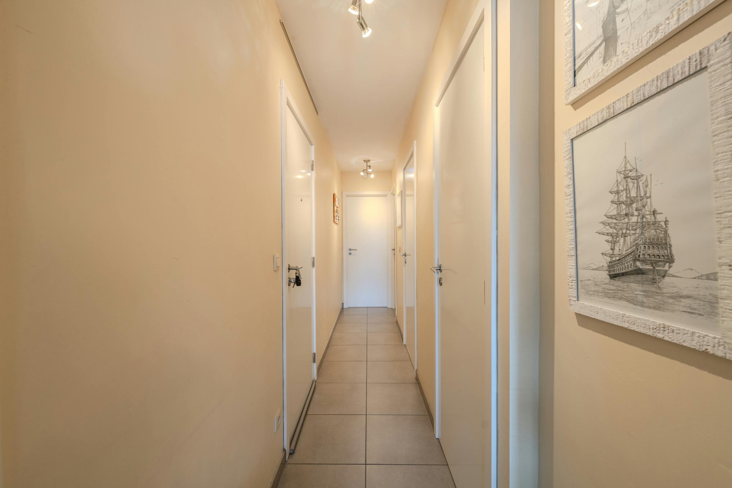 Instapklaar 2-slaapkamerappartement in recente residentie foto 14