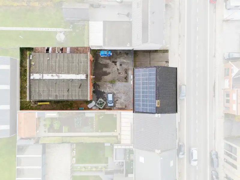 Zonnebeke. Half-open polyvalent ruim gebouw / handelshuis met apart magazijn van +/- 170m2 en  3-5 slaapkamers en apart kantoor / hobby / handelsruimte. Goede staat ! foto 2