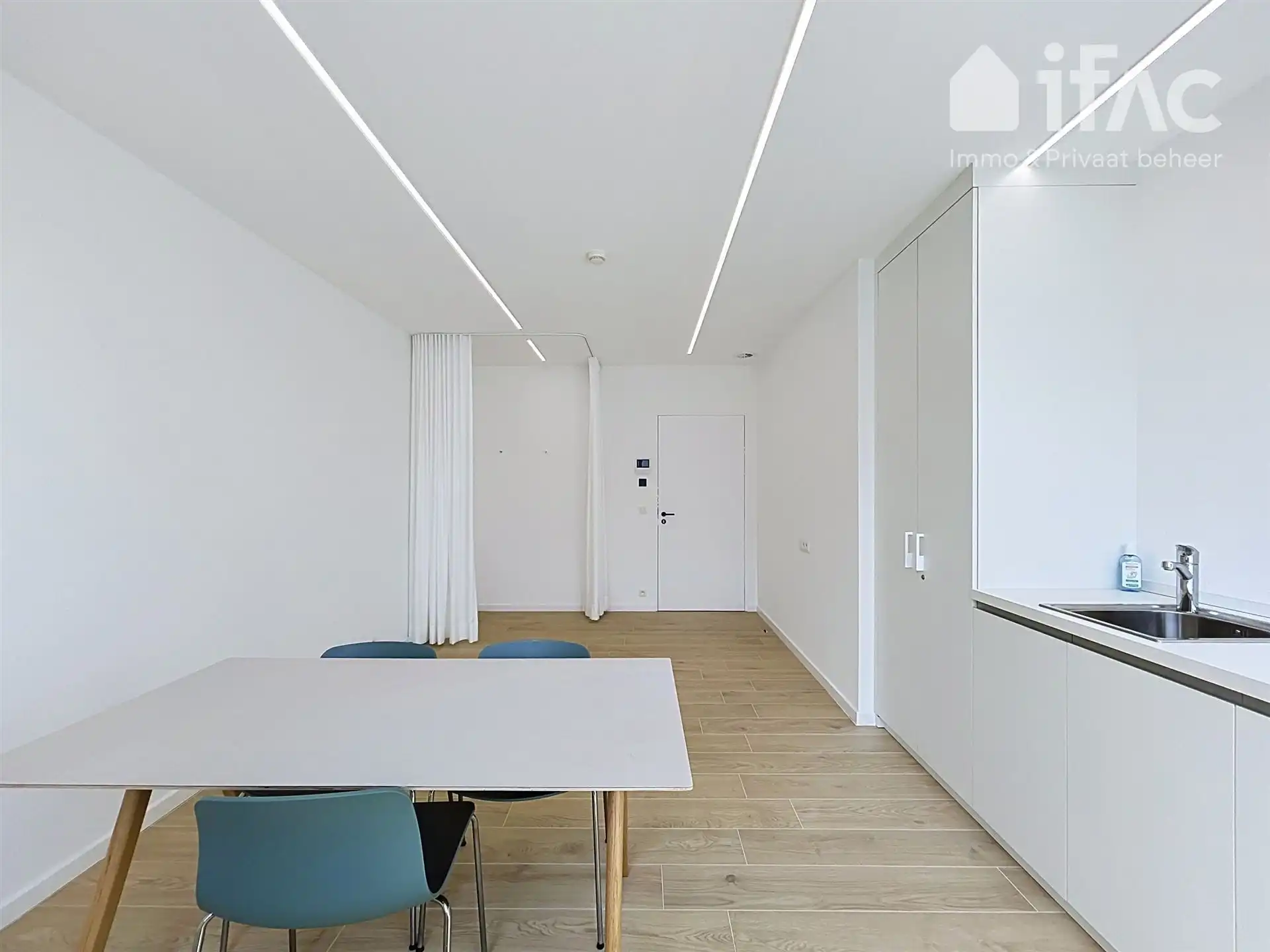 Moderne praktijkruimtes in modern en lichtrijk gebouw foto 17