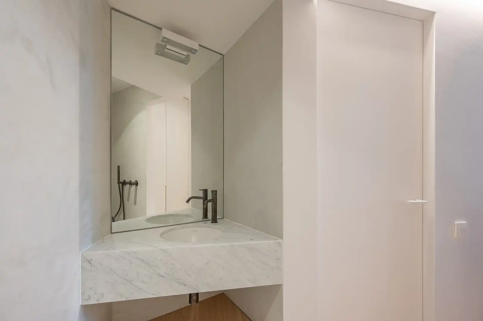 Lichtrijk 3-slaapkamer appartement centraal gelegen. foto 24