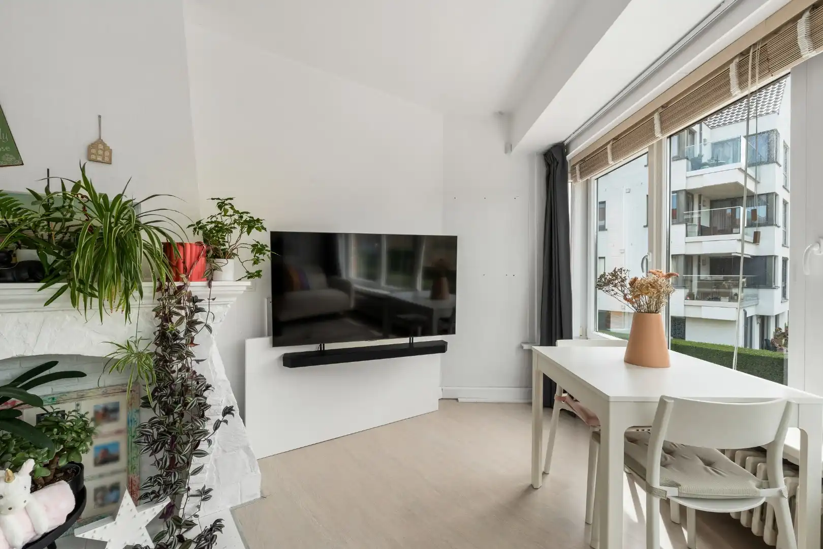 Lichtrijk en instapklaar appartement te Mariakerke met gunstig EPC-label B! foto 2