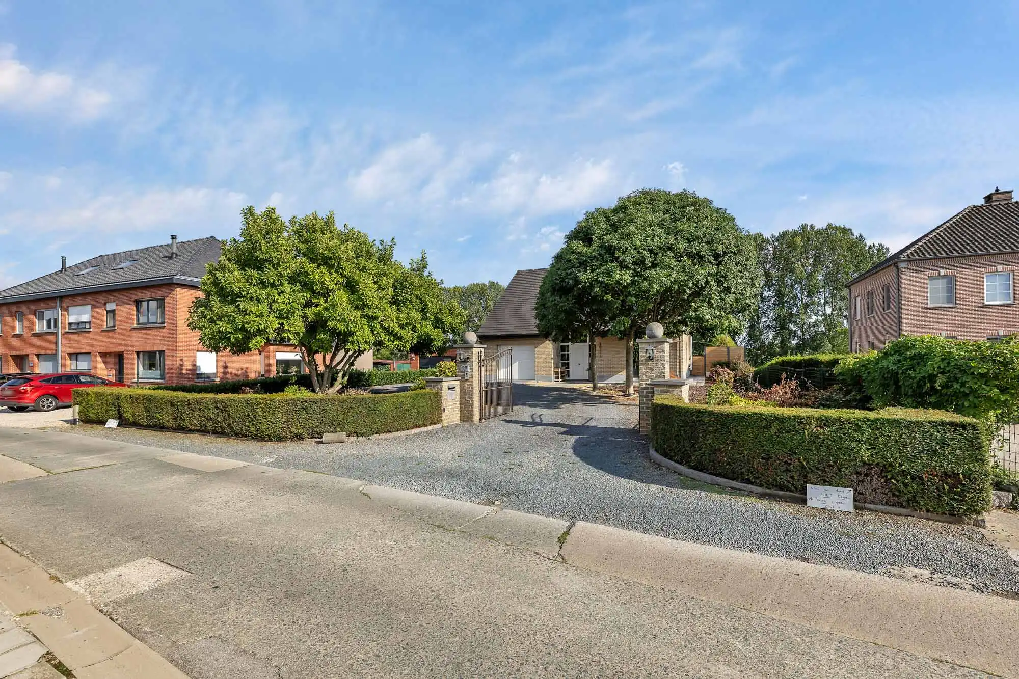 Goed onderhouden villa op groot perceel met 4 slaapkamers foto 3