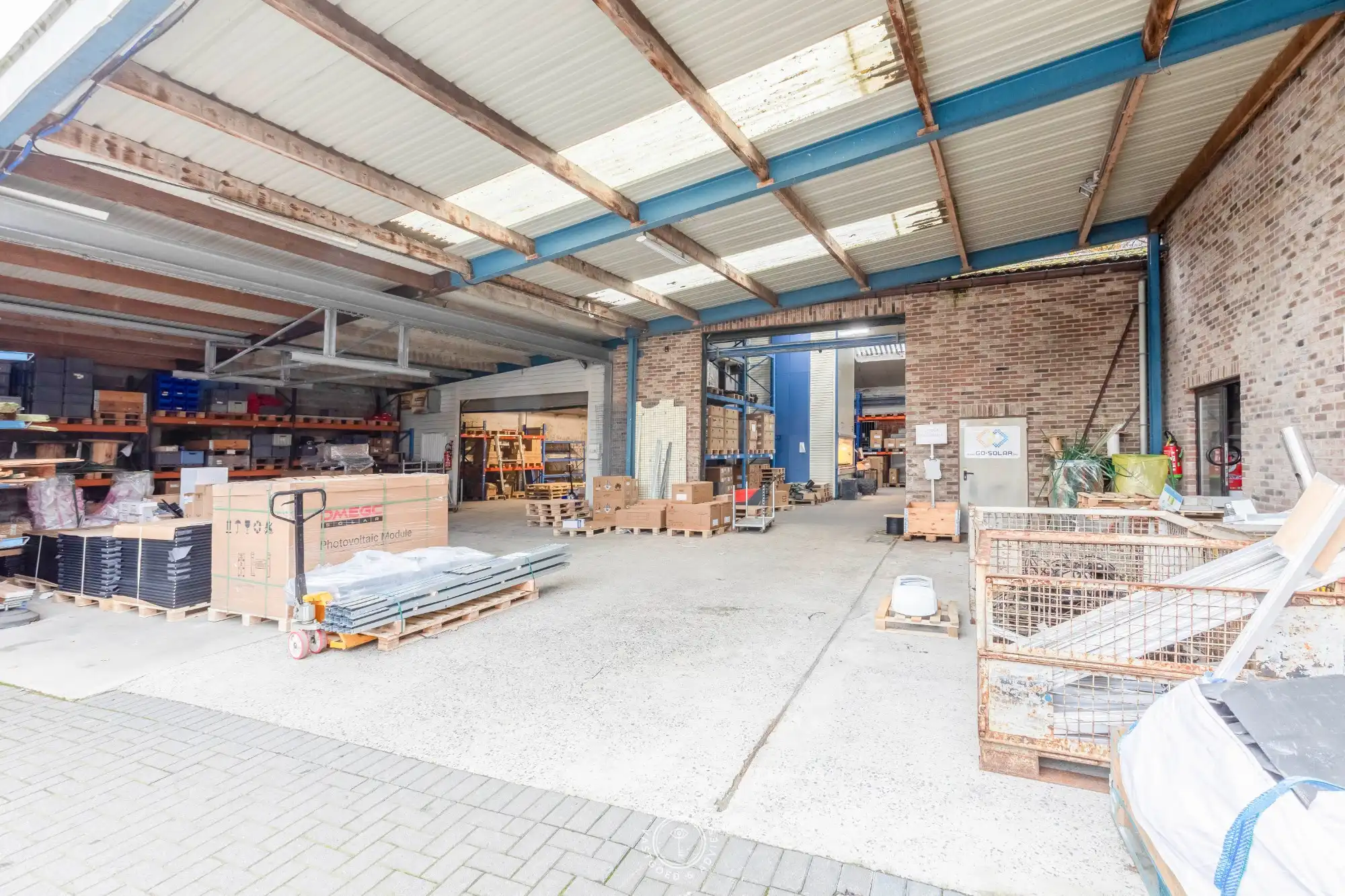 Multifunctioneel bedrijfsgebouw met magazijnen foto 24