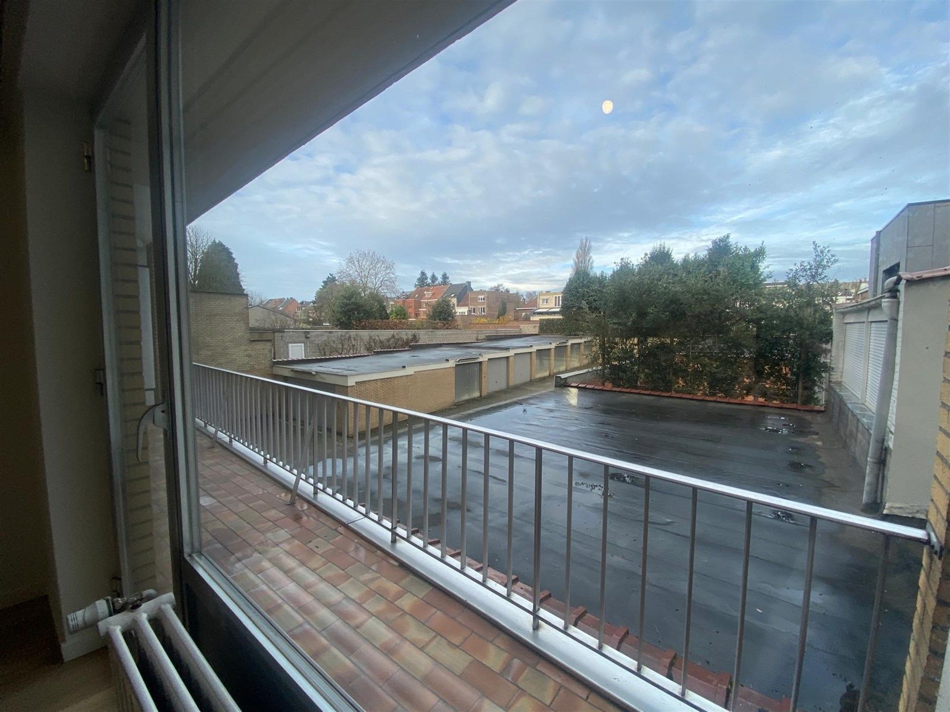 Zeer ruim appartement met drie slaapkamers en garage  foto 20