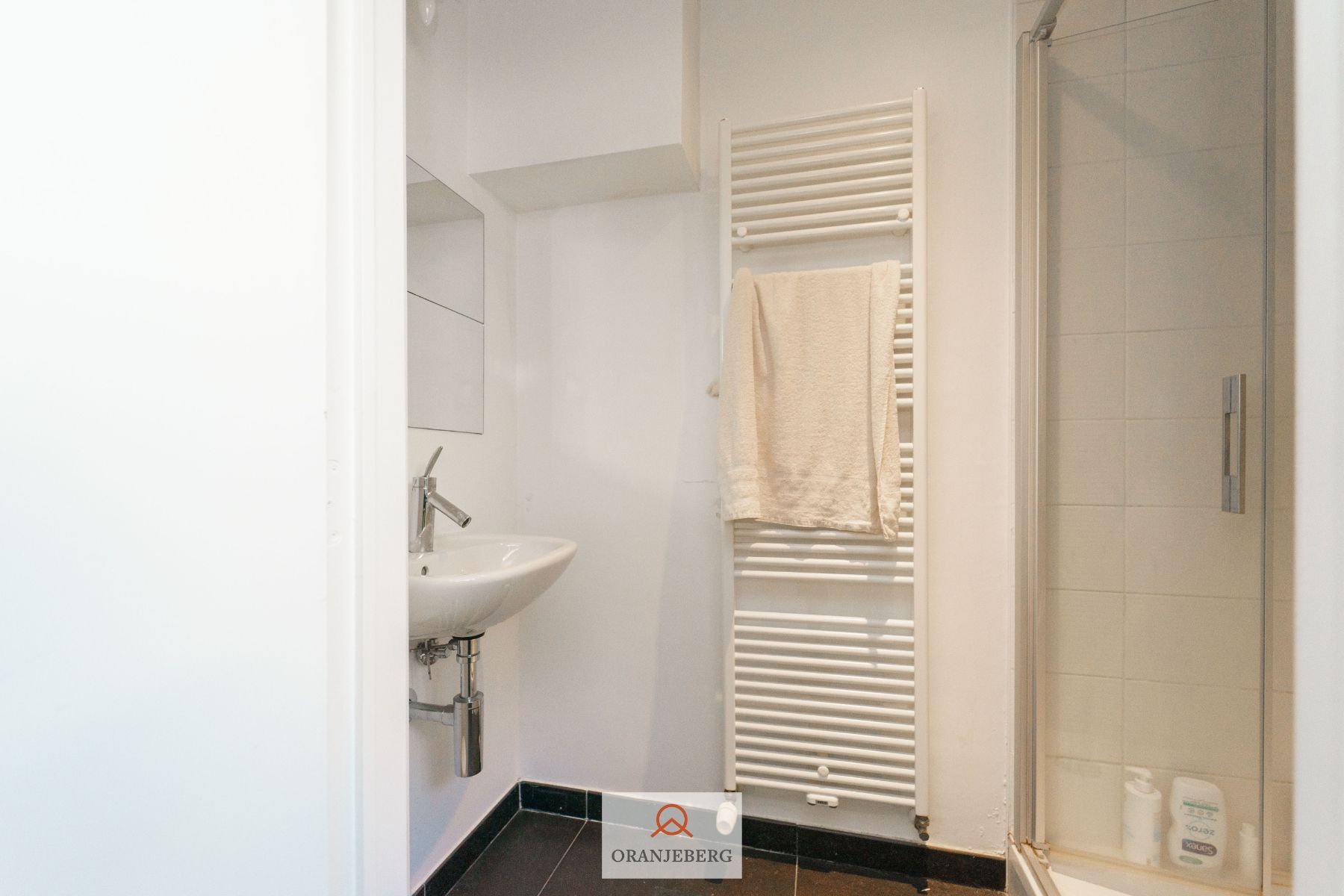 Centraal gelegen 2 slaapkamer-appartement met zicht op de Coupure! foto 30