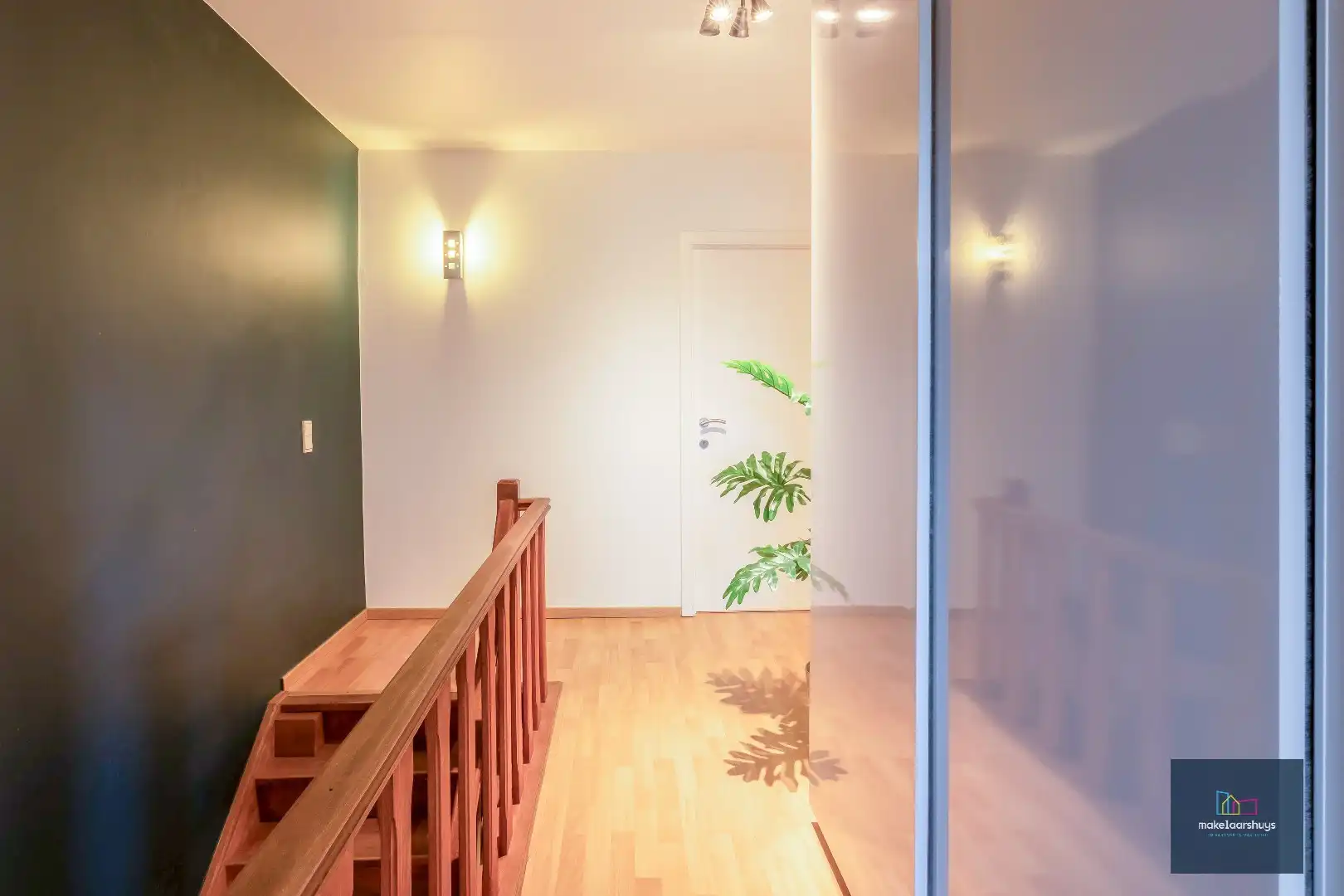 Heel ruime instapklare woning in rij  met zonneterras en 2 staanplaatsen foto 15