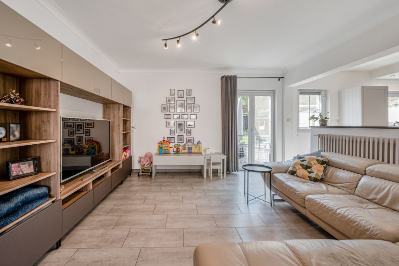 Instapklare gezinswoning met tuin & garage in hartje Dikkelvenne foto 3