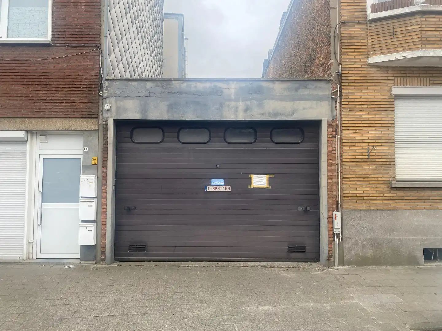 Ruime garage/magazijn met smeerput en elektrische poort foto 4