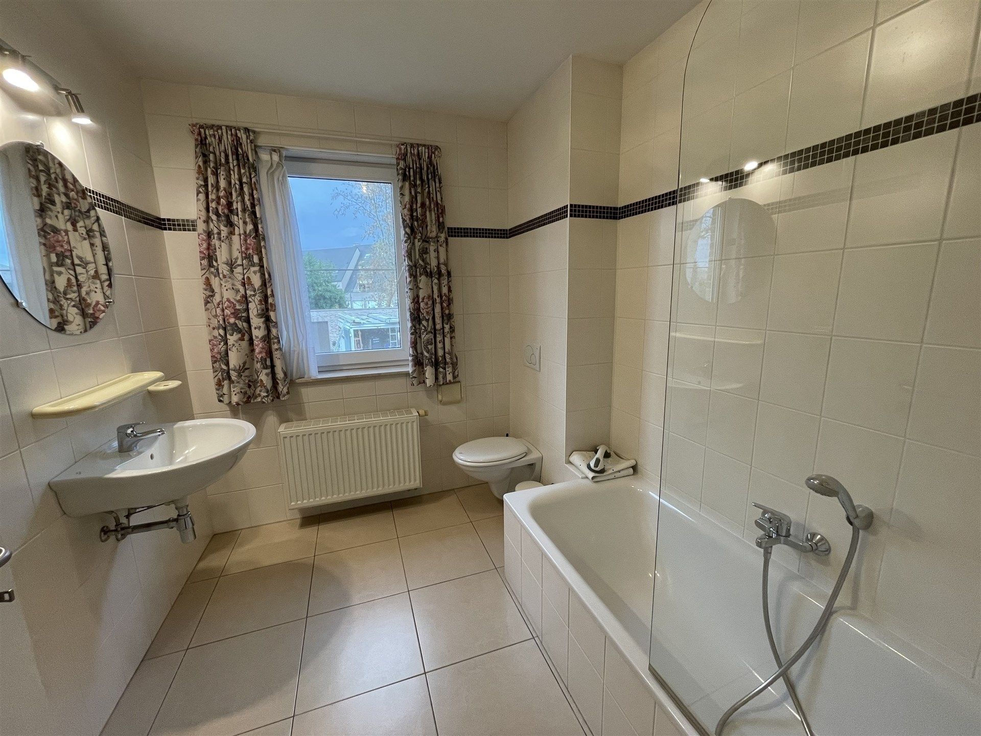 Zeer mooi gelegen ruim villa appartement met garage achteraan in de tuin. foto 19