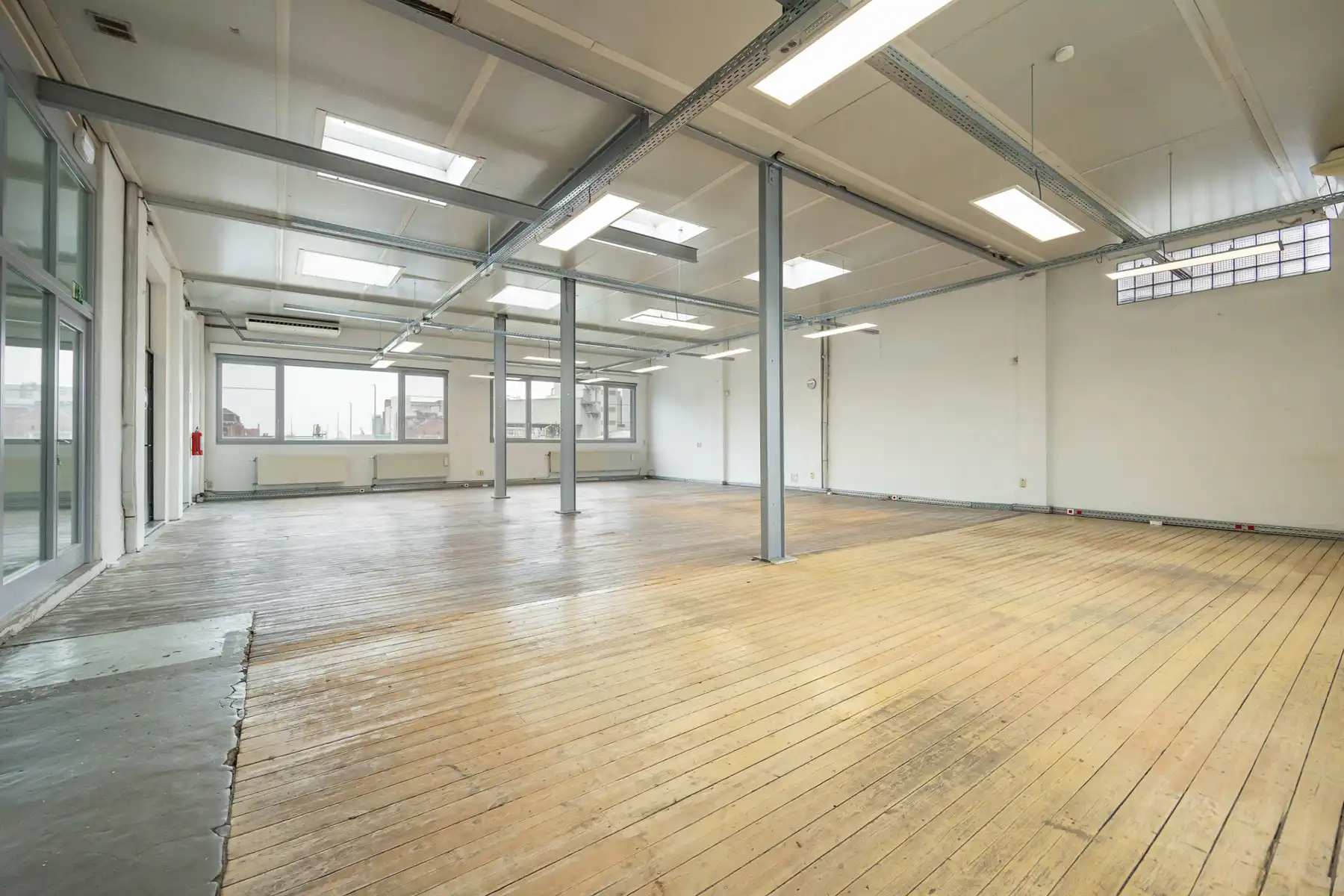 Instapklaar kantoorgebouw te koop in Merksem foto 49