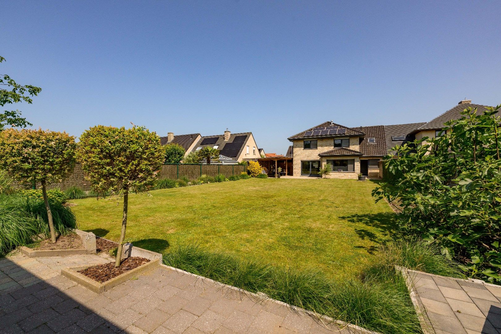 PRACHTIGE VILLA IN RUSTIGE WOONWIJK | 4 SLPKS | 2 GARAGES foto 2