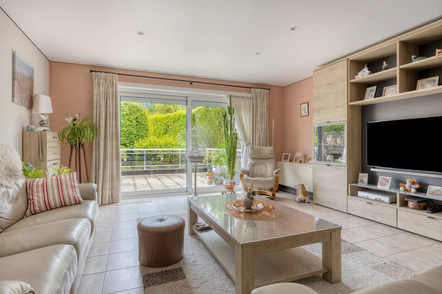 Gelijkvloers appartement met 2 kamers, terras en garage foto {{pictureIndex}}
