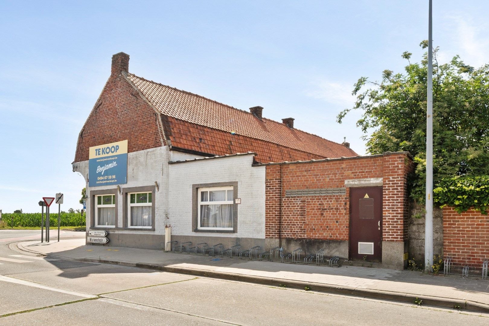 Te renoveren hoekwoning op strategische ligging foto 3