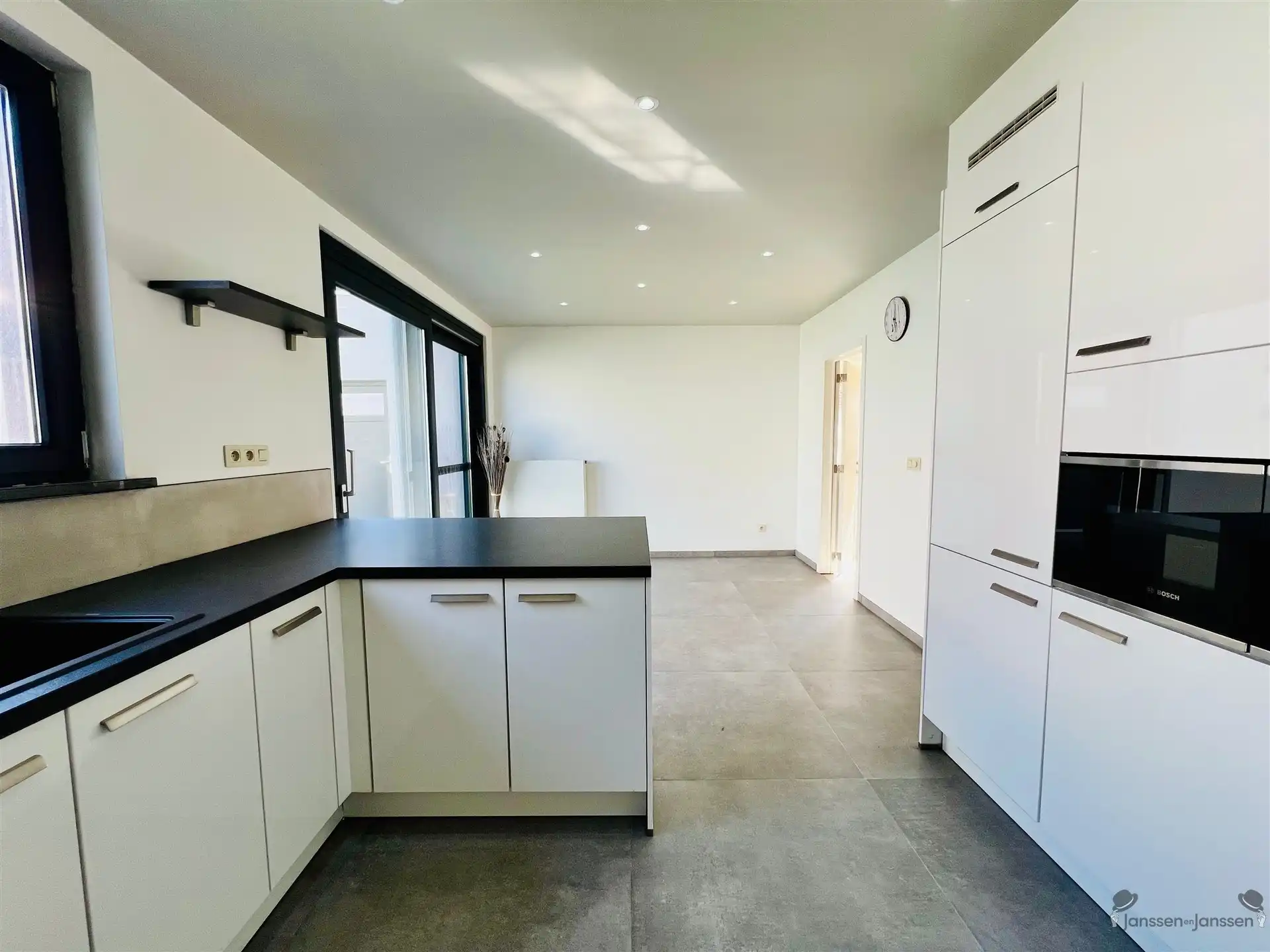 Ruime woning met 5 slaapkamers foto 7