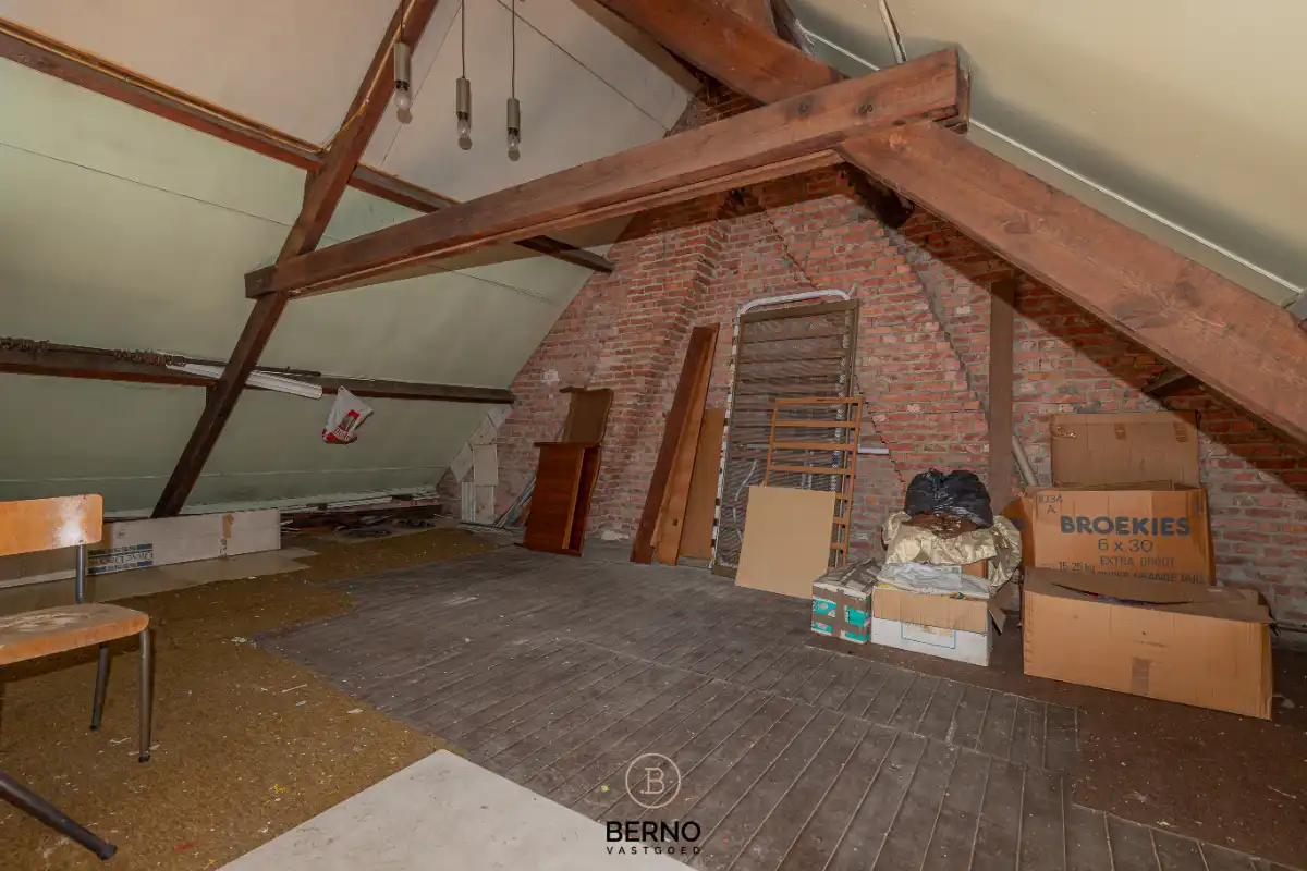 Landelijk gelegen renovatiewoning op 706 m² foto 9