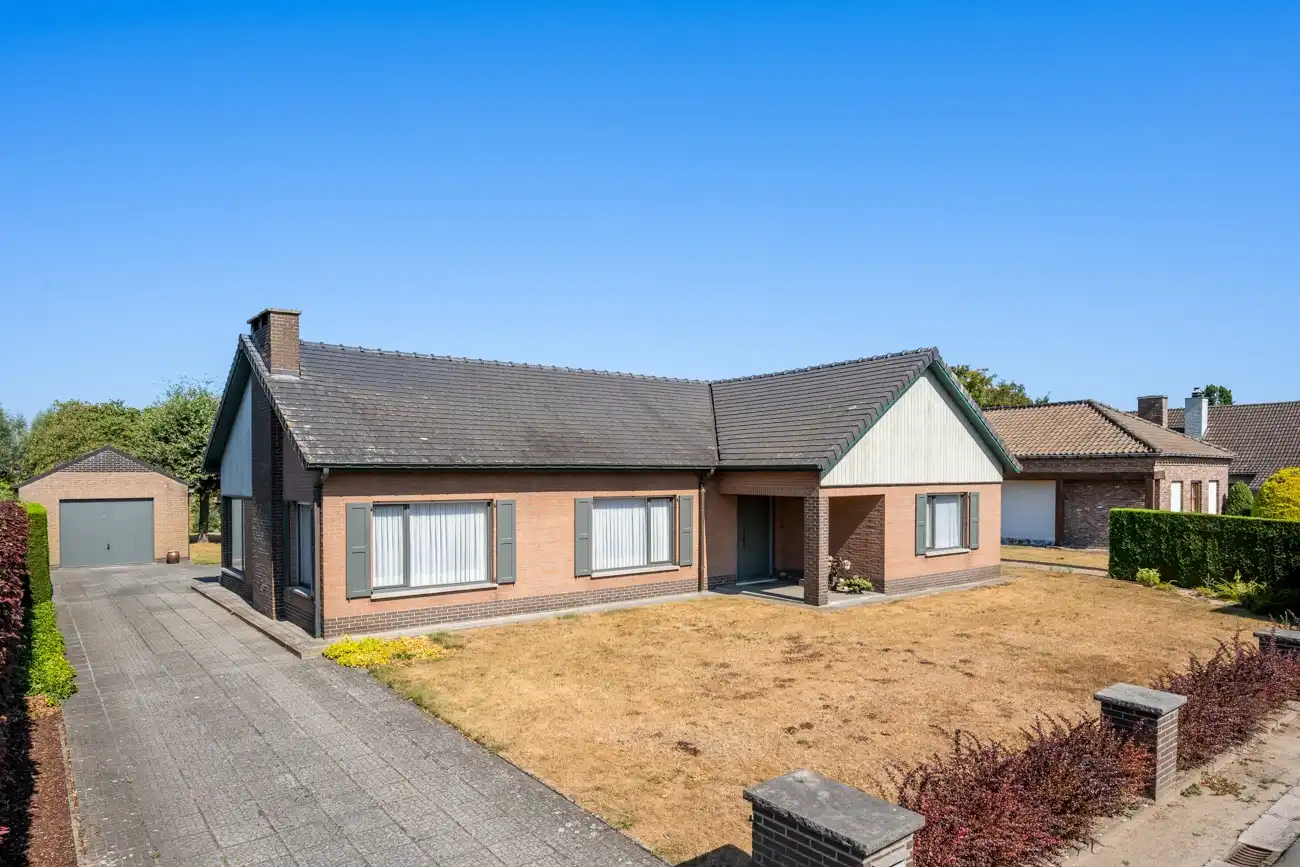 Hoofdfoto van de publicatie: Degelijke te moderniseren open gelijkvloerse woning met inpandige garage én ruime afzonderlijke garage en een grote zonnige tuin in het centrum van Doorslaar!