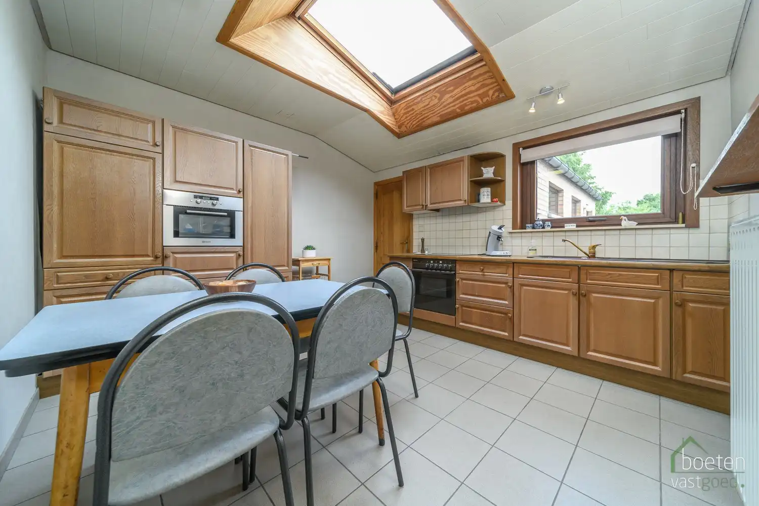 Beauvoorde: Charmante maar te renoveren halfopen woning met tuin in het historische hart van Beauvoorde op 392m² grondopp. foto 6
