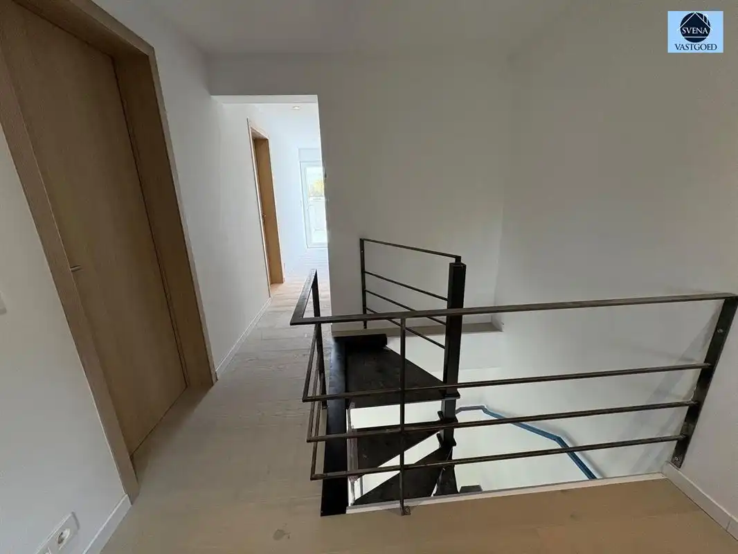 ZEER RUIME WONING MET 4 SLAAPKAMERS EN 2 GARAGES foto 13