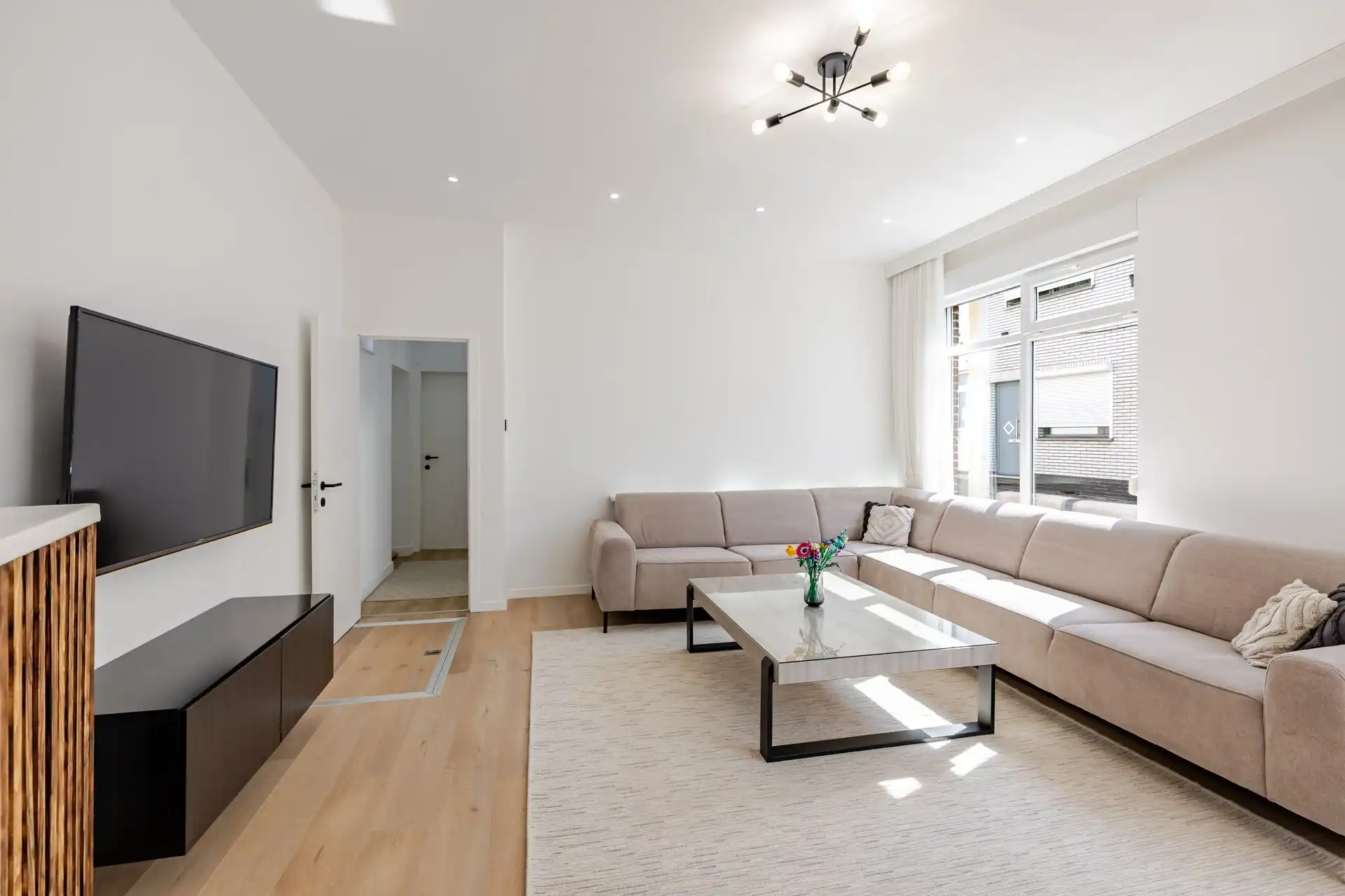 Top gerenoveerde woning met 3 slks op gunstige ligging foto 3