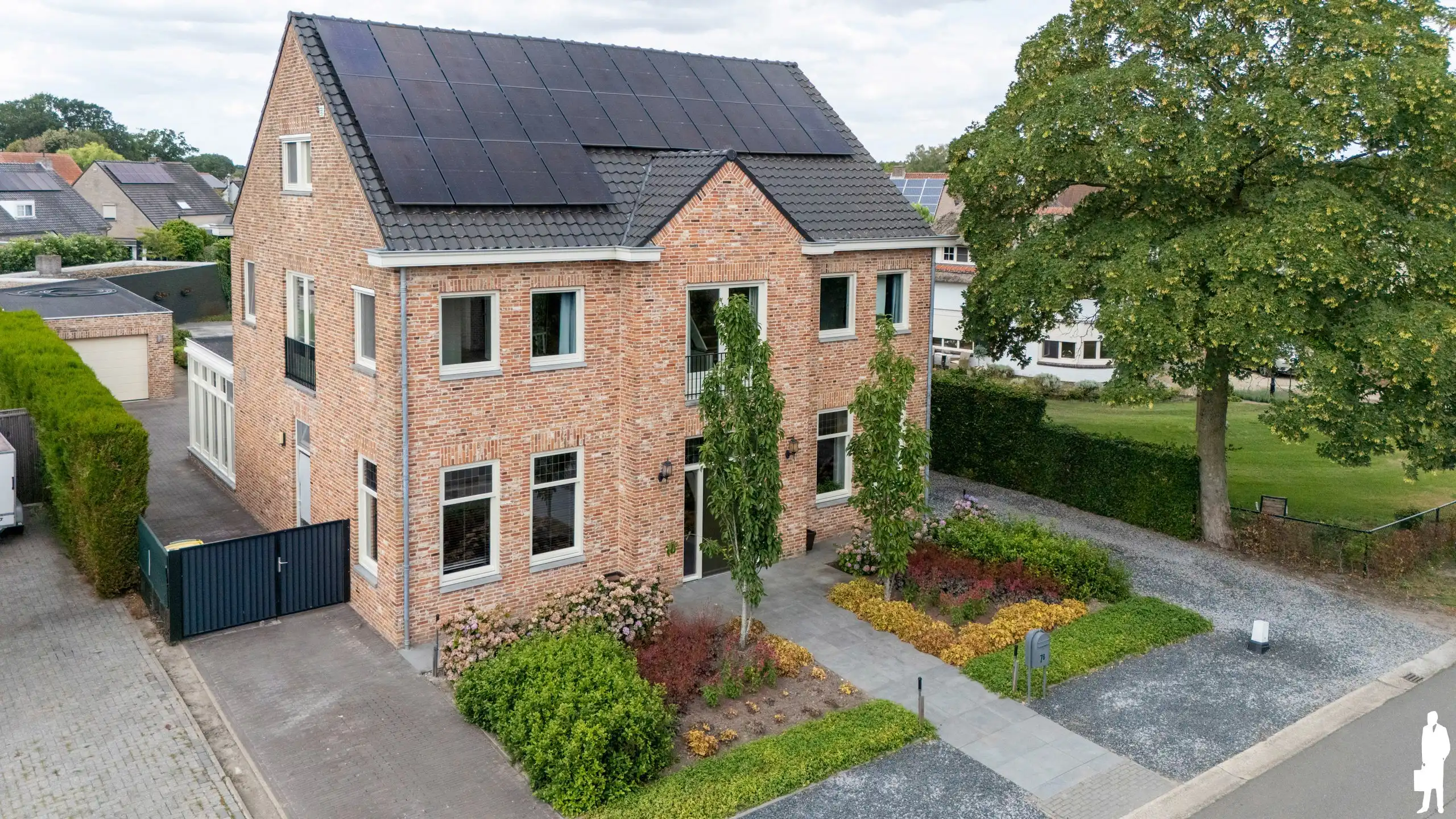 Villa met 6 slpk. 2 badk. en garage op 900m² nabij NL grens. foto {{pictureIndex}}