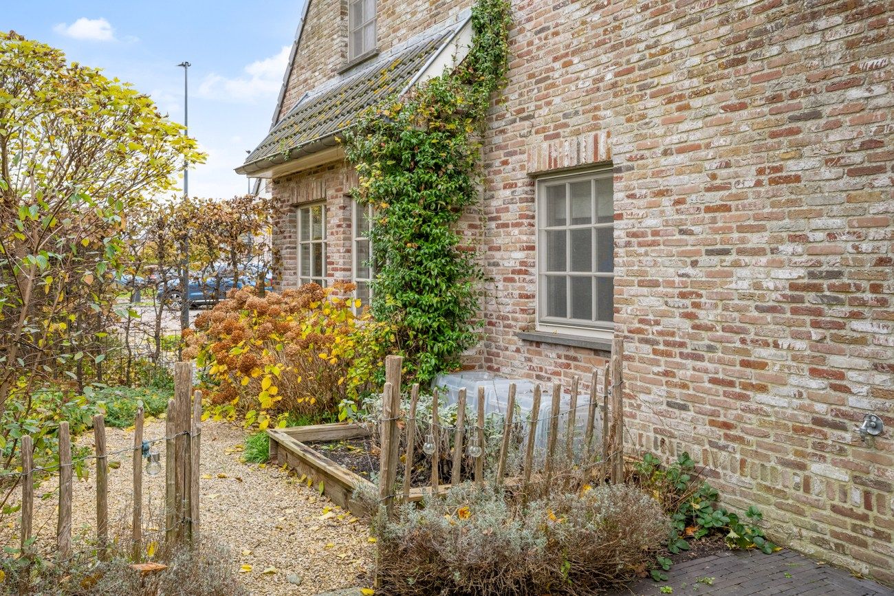 Instapklare halfopen bebouwing met 4 slaapkamers in Oostakker foto 9