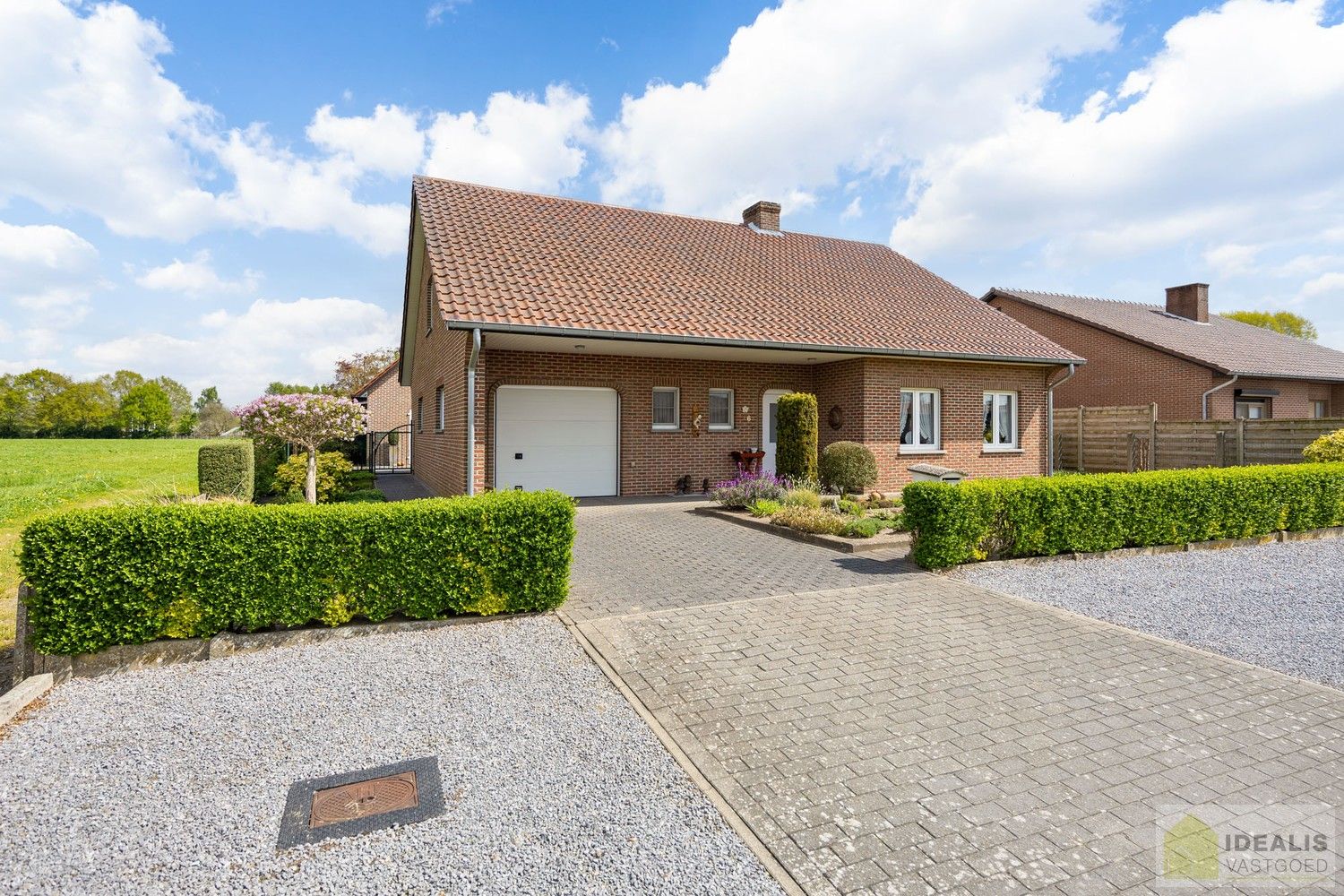 KNAPPE EN INSTAPKLARE WONING MET 4 SLAAPKAMERS, INPANDIGE ÉN VRIJSTAANDE GARAGE, HEERLIJK TERRAS OMGEVEN DOOR EEN PRACHTIGE TUIN foto 2