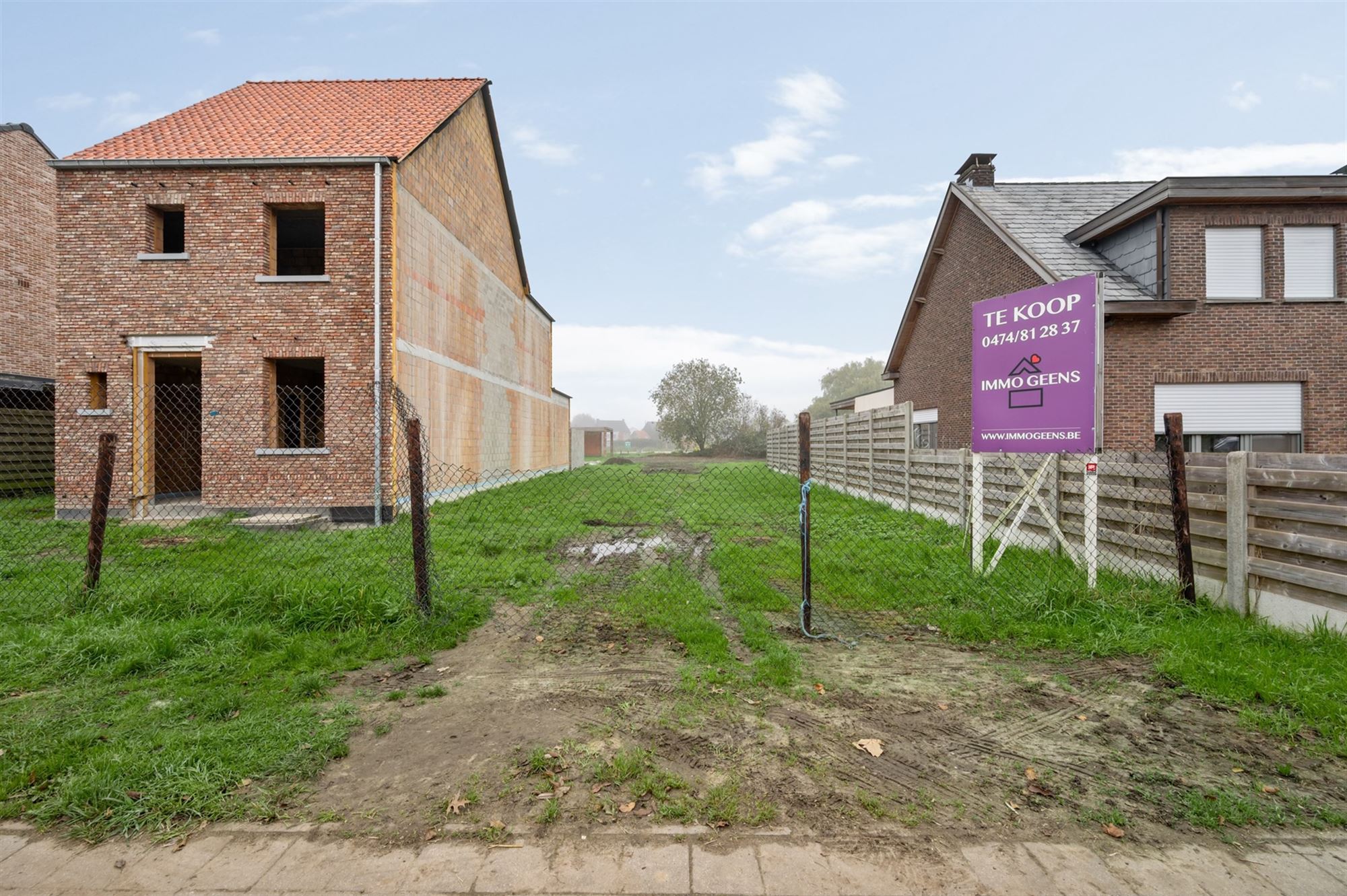 Perceel bouwgrond (650 m2) voor half open bebouwing niet ver van het centrum foto 2