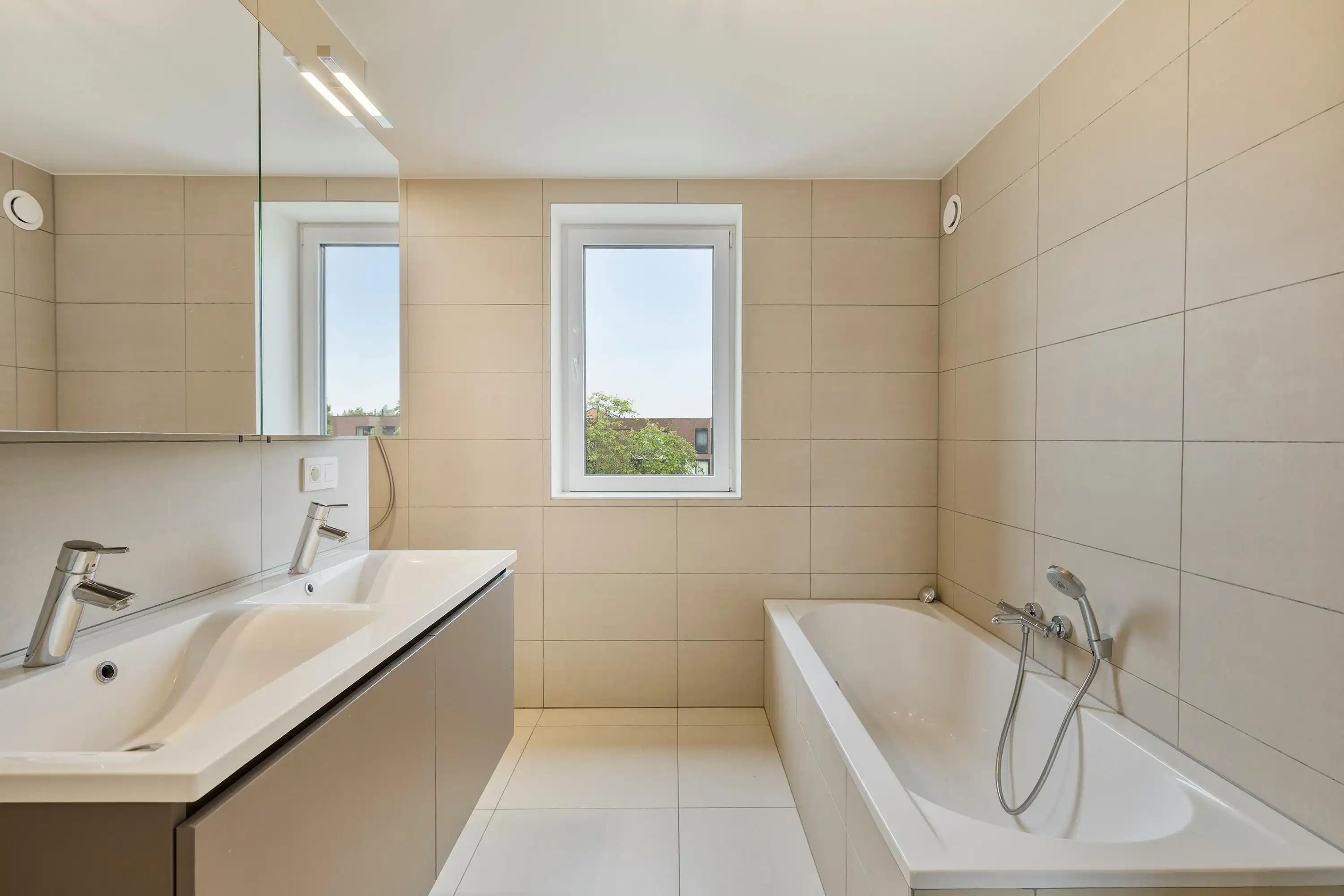Instapklare en lichtrijke woning met tuin in Rumbeke te koop foto 17