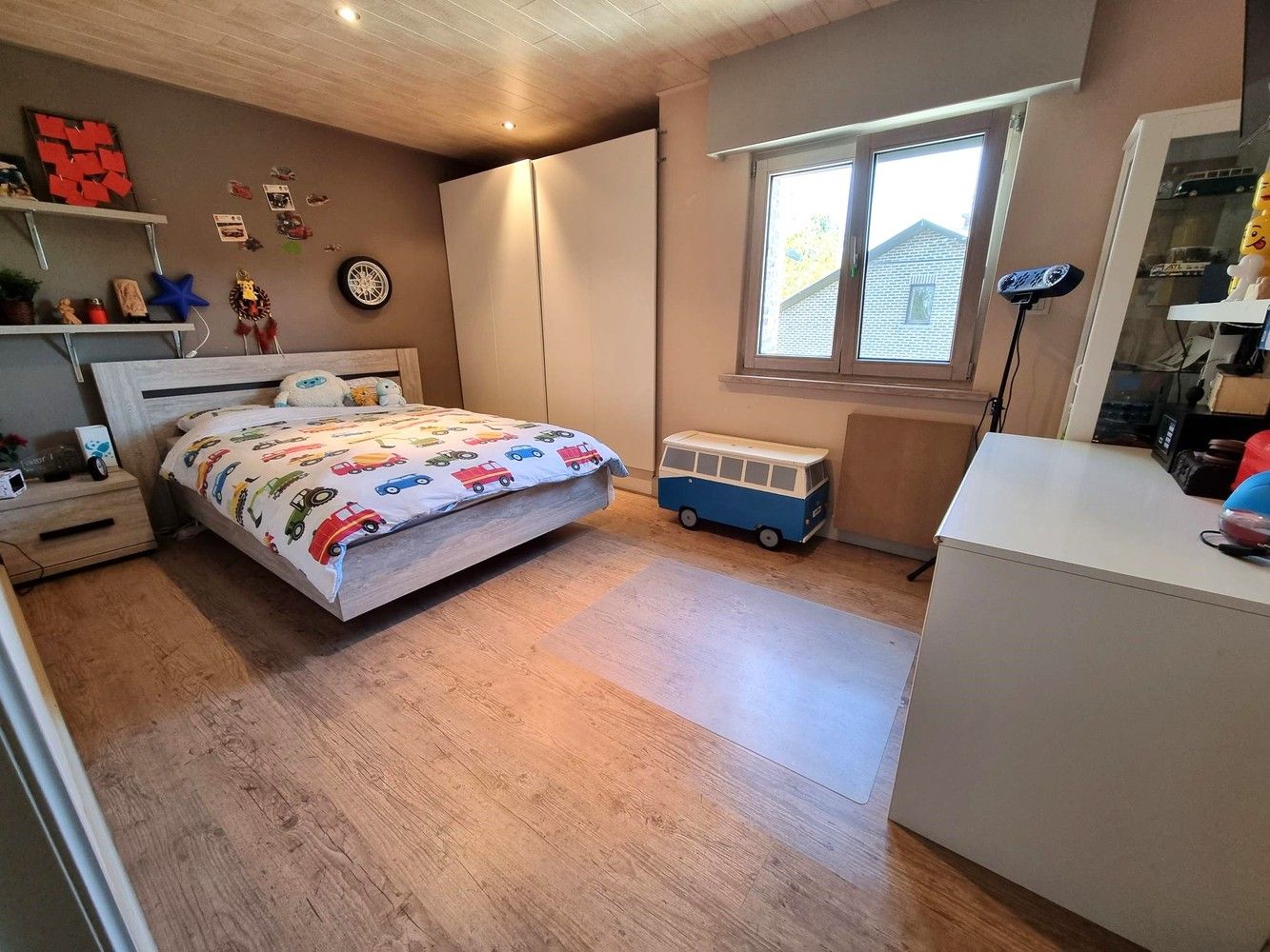 Vernieuwde woning, zeer rustig gelegen met 3 slaapkamers.  Extra kamers mogelijk dankzij de ruime zolder. foto 10