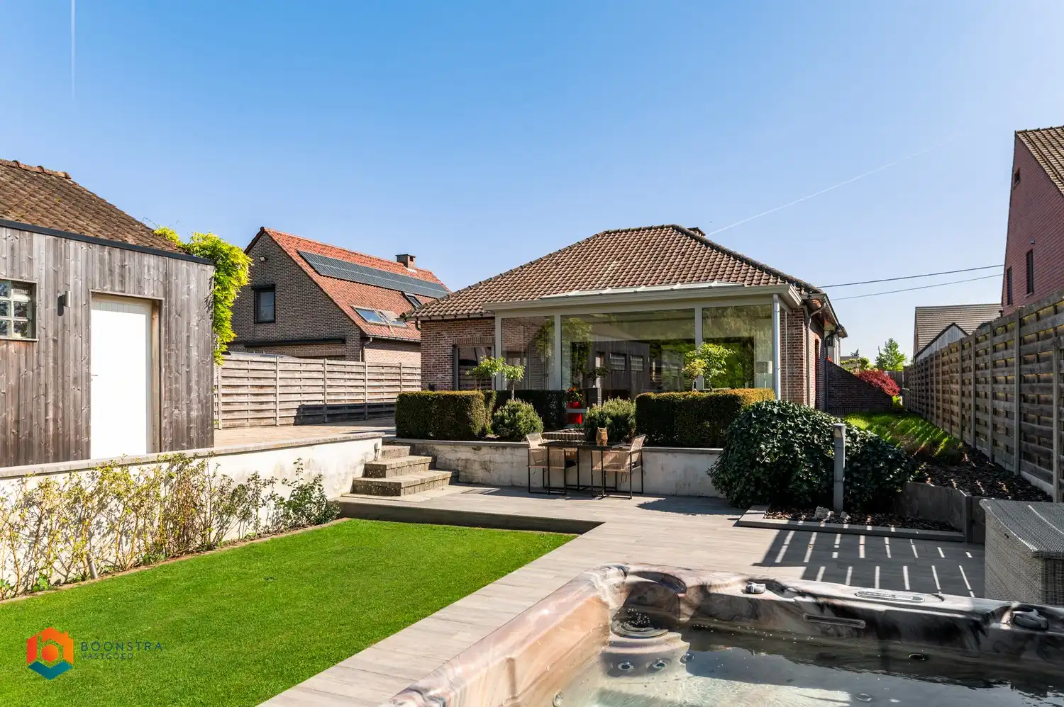 Gelijkvloerse woning met 3 slpkrs en prachtige tuin foto {{pictureIndex}}